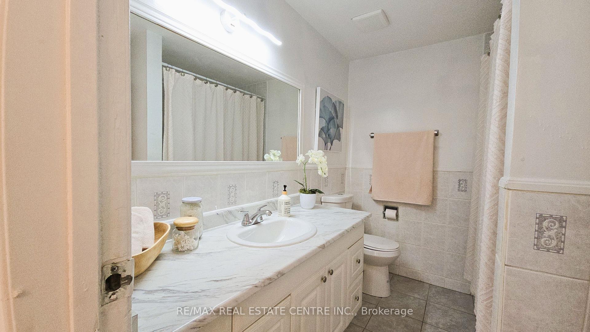 Photo 17 of 24 Salisbury Circle, Brampton, Brampton North — HOMEH