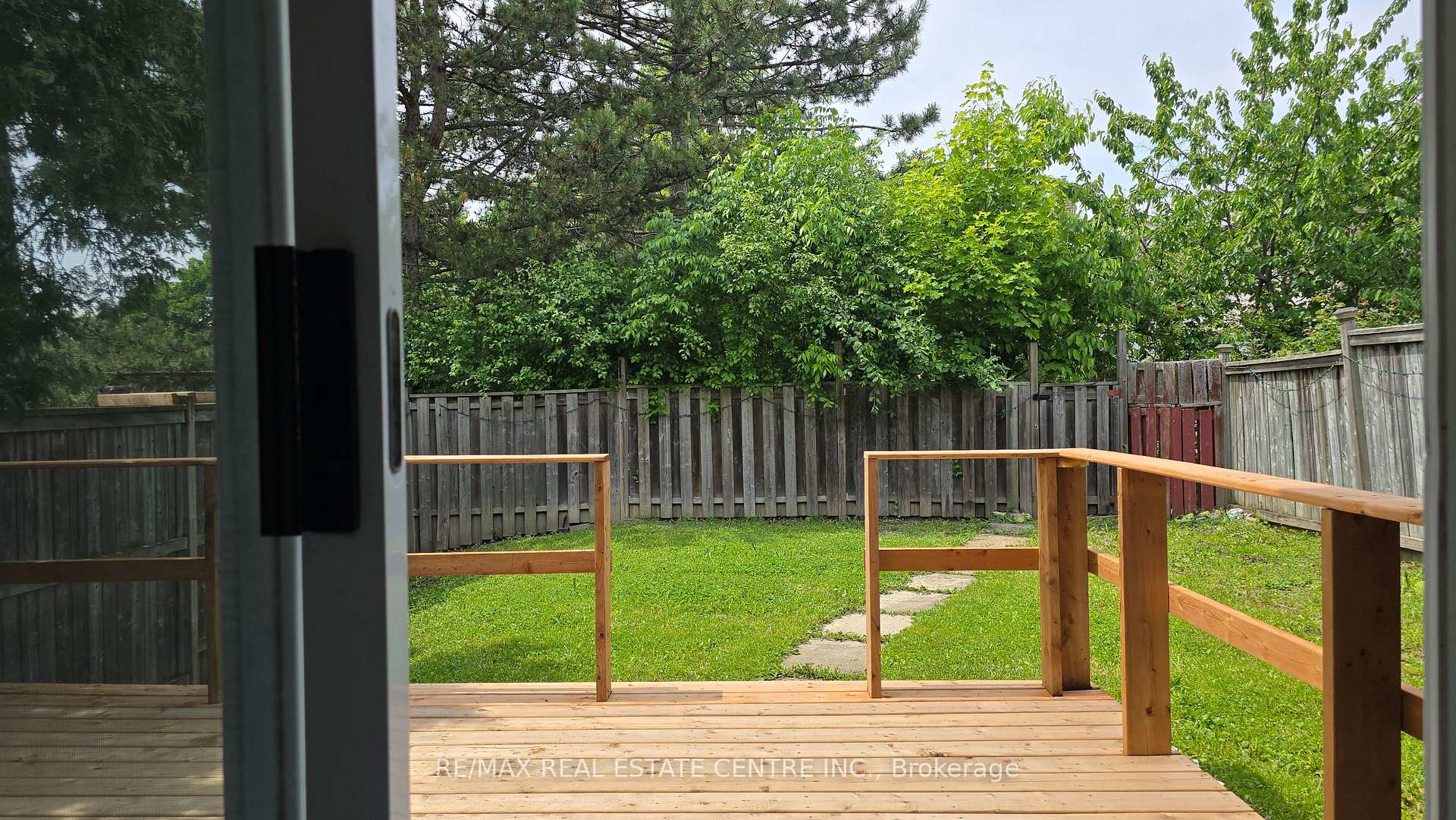 Photo 12 of 24 Salisbury Circle, Brampton, Brampton North — HOMEH