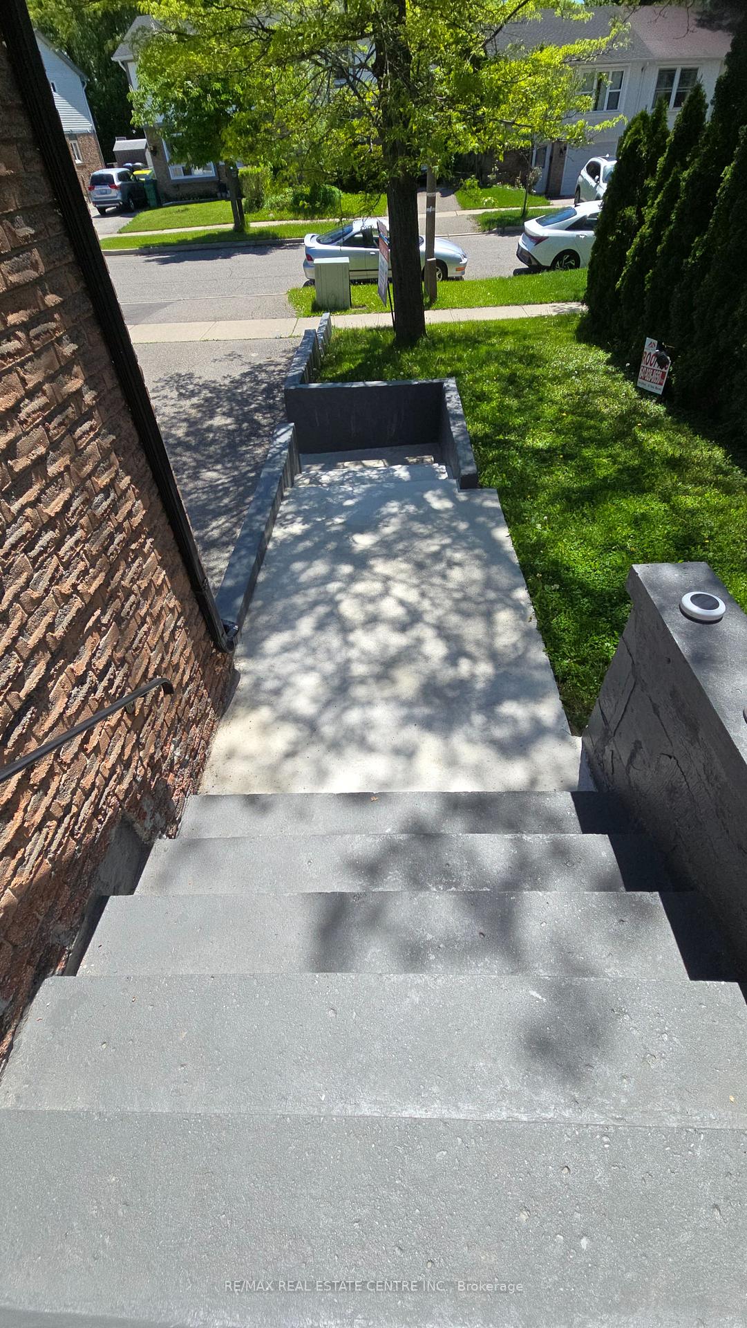 Photo 15 of 24 Salisbury Circle, Brampton, Brampton North — HOMEH