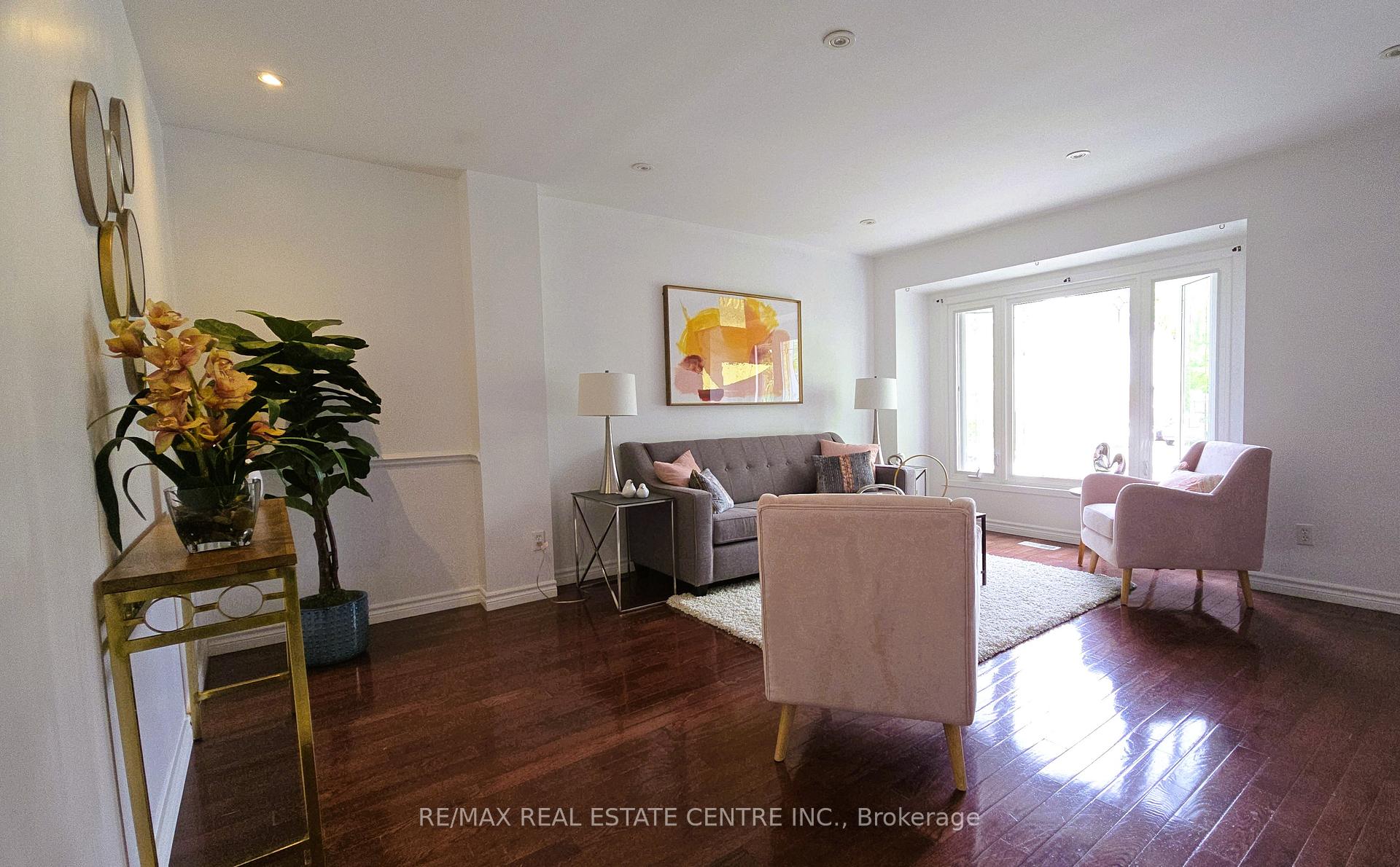 Photo 13 of 24 Salisbury Circle, Brampton, Brampton North — HOMEH