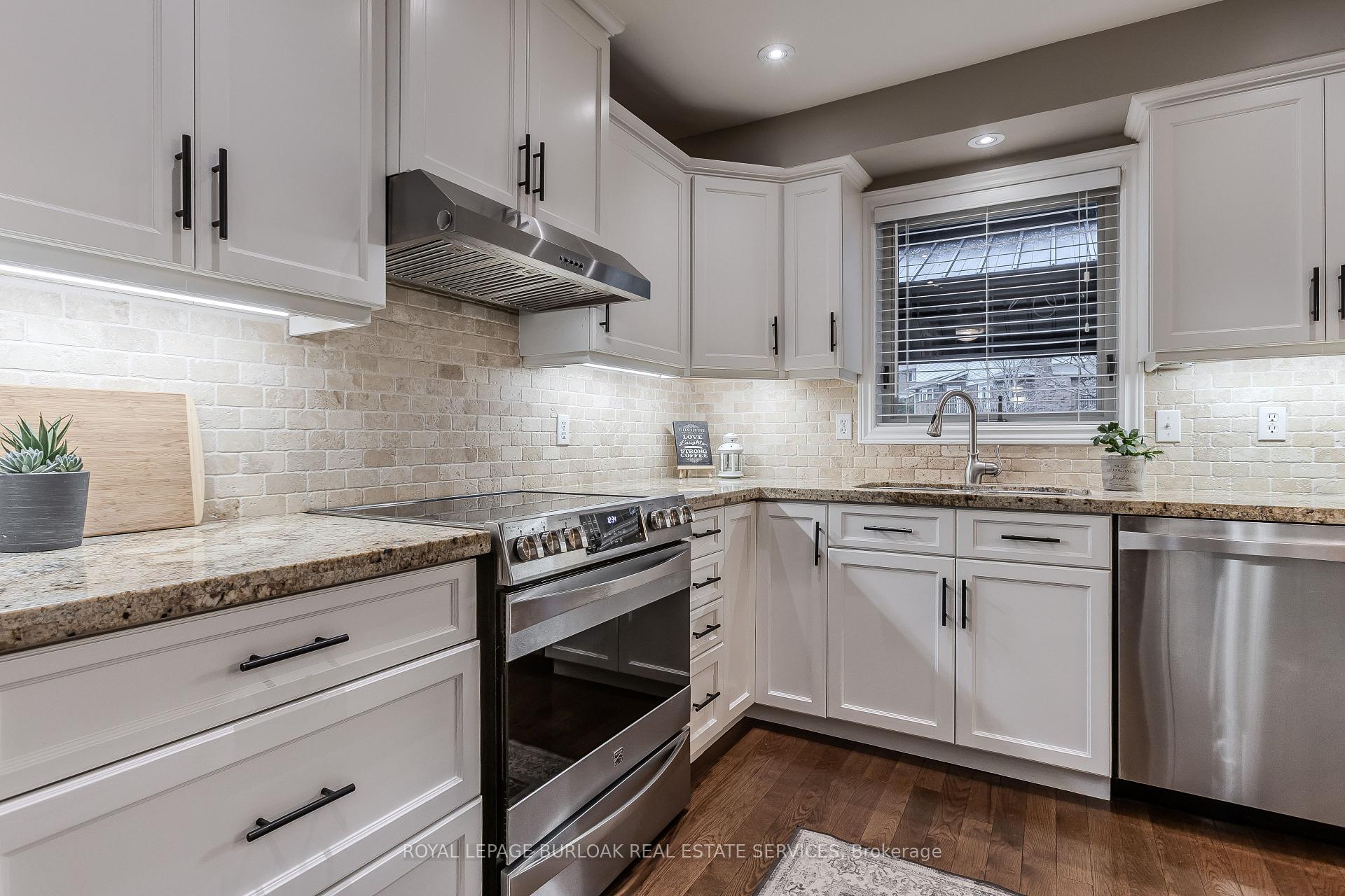 Photo 15 of 2353 Sinclair Circle, Burlington, Brant Hills — HOMEH