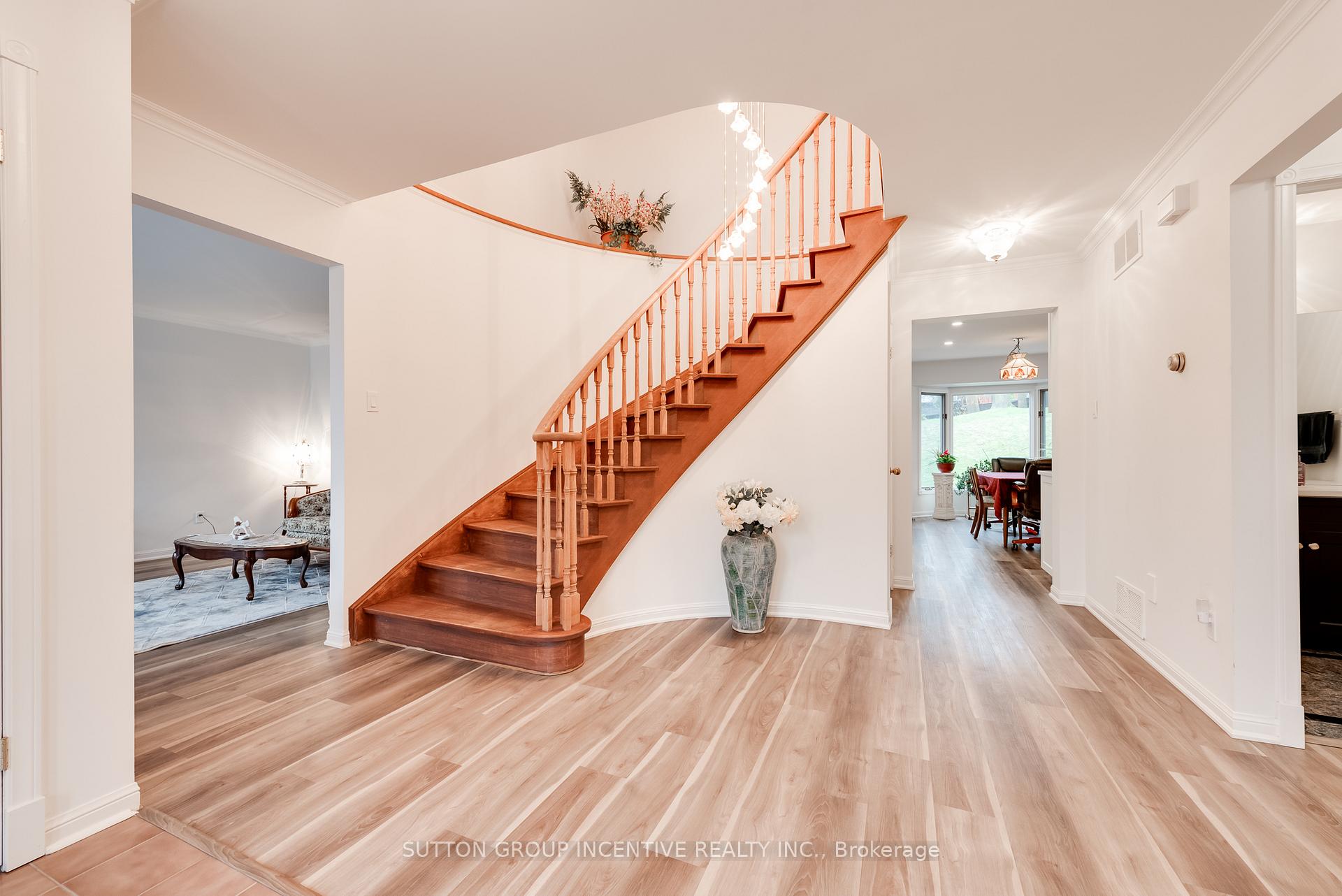 Photo 5 of 18 Valley Drive, Barrie, Sunnidale — HOMEH