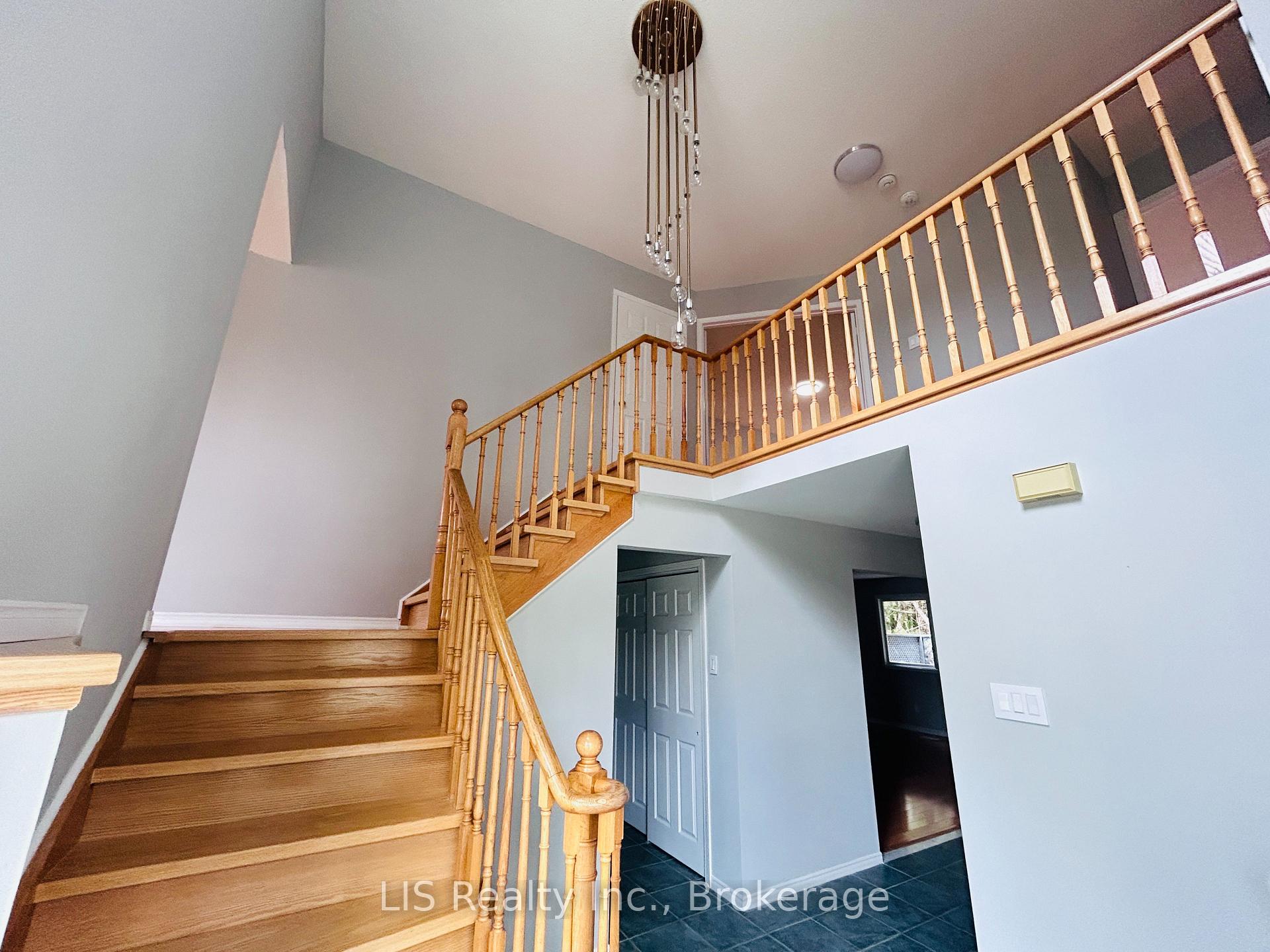 Photo 3 of 195 Delayne Drive, Aurora, Aurora Heights — HOMEH