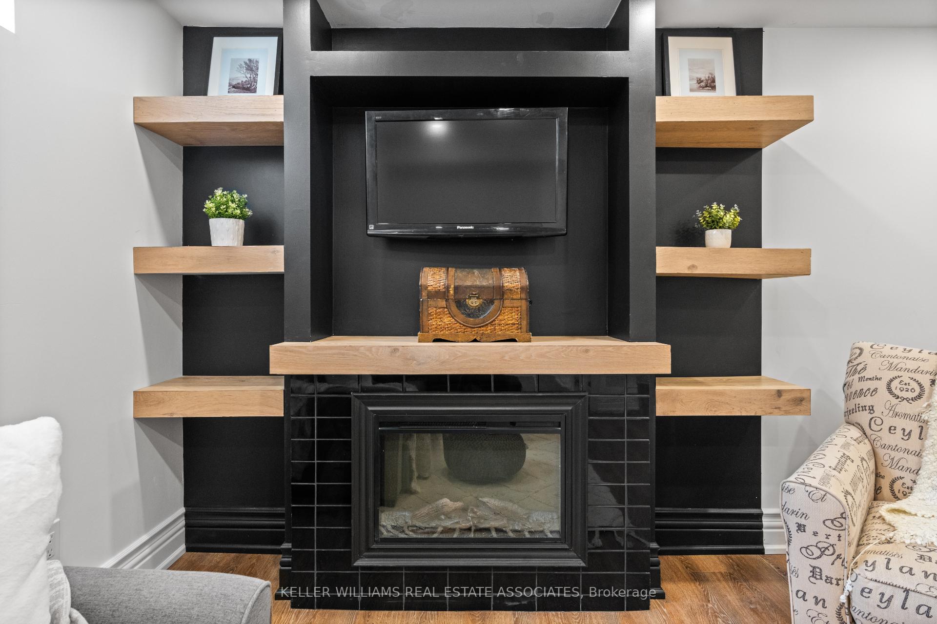 Photo 2 of 2310 Middlesmoor Crescent, Burlington, Brant Hills — HOMEH