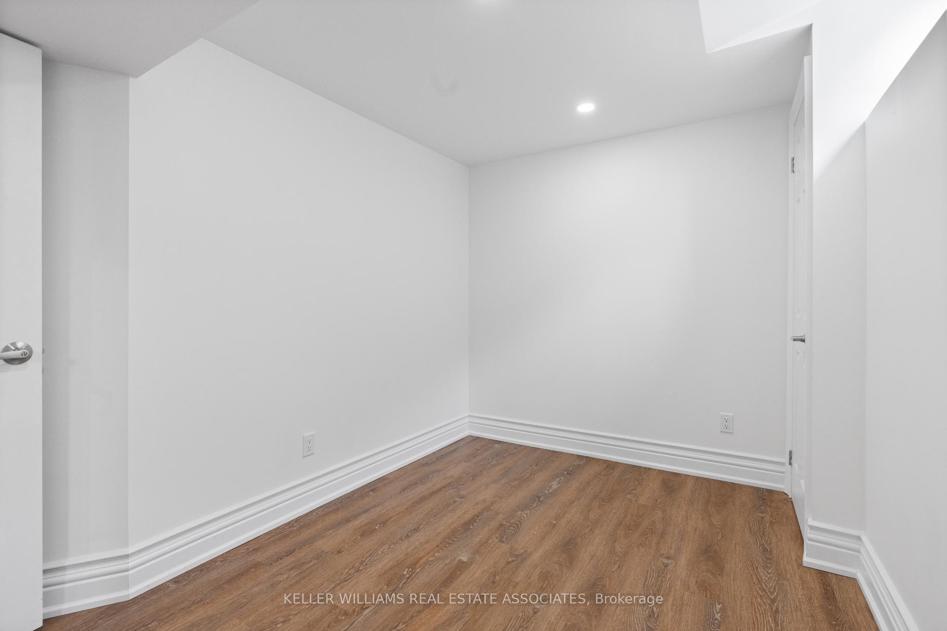 Photo 6 of 2310 Middlesmoor Crescent, Burlington, Brant Hills — HOMEH