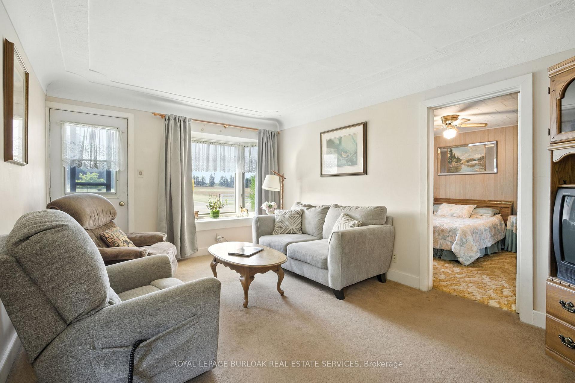 Photo 4 of 572 Parkside Drive, Hamilton, Rural Flamborough — HOMEH