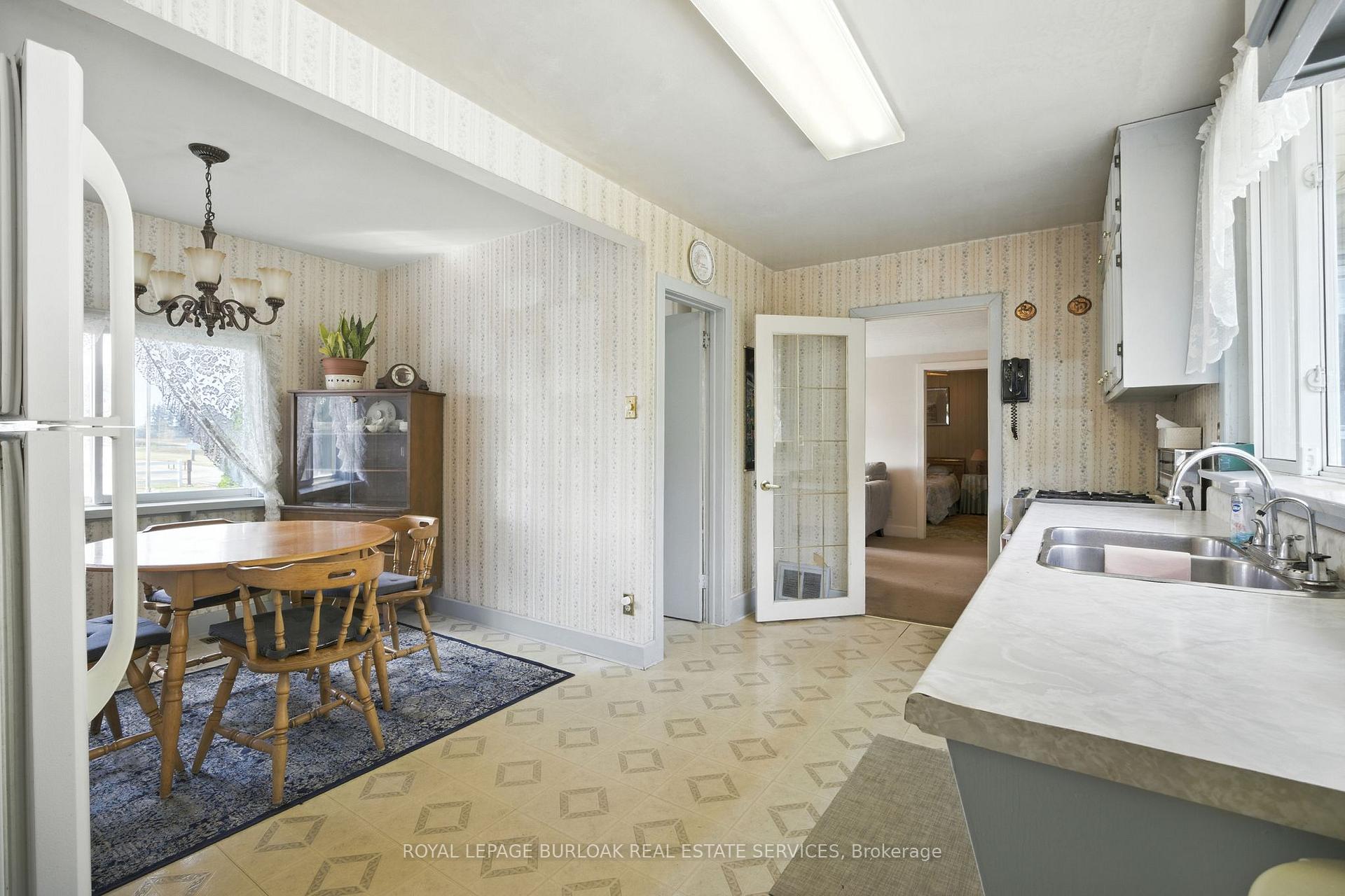 Photo 6 of 572 Parkside Drive, Hamilton, Rural Flamborough — HOMEH