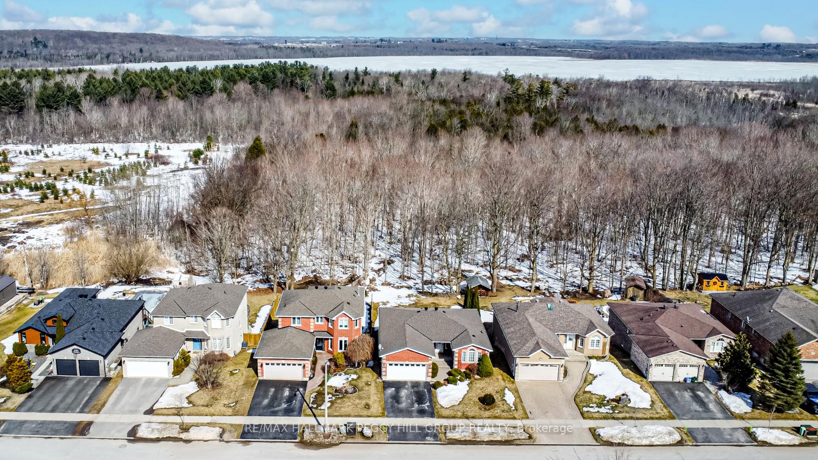 Photo 2 of 94 Crompton Drive, Barrie, Little Lake — HOMEH