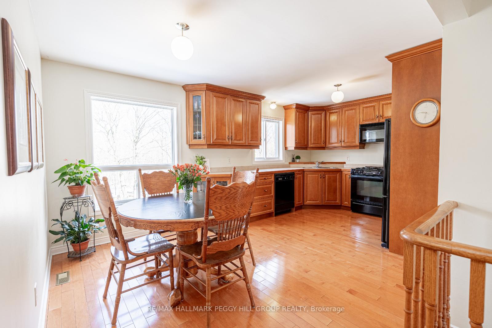 Photo 3 of 94 Crompton Drive, Barrie, Little Lake — HOMEH