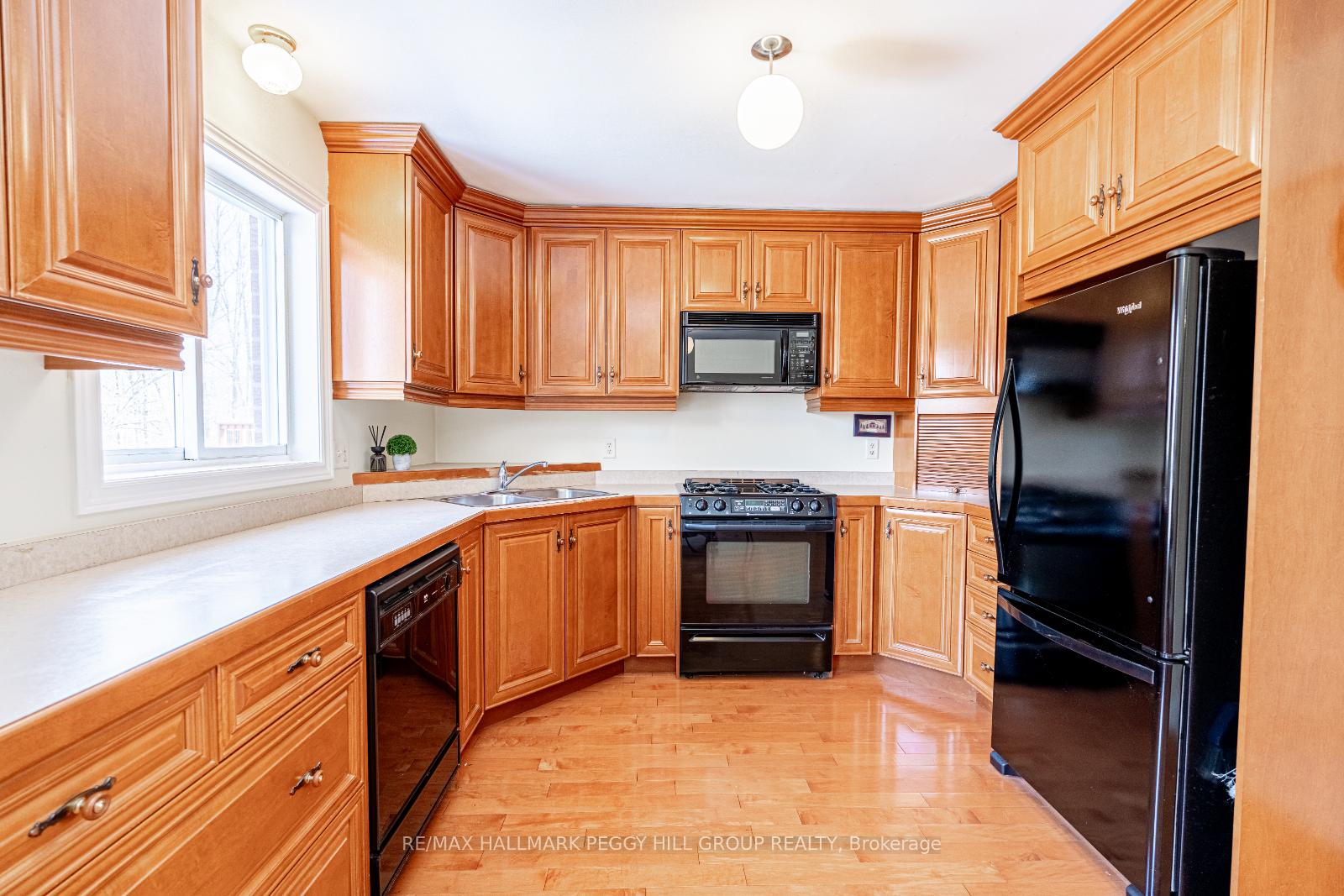 Photo 4 of 94 Crompton Drive, Barrie, Little Lake — HOMEH