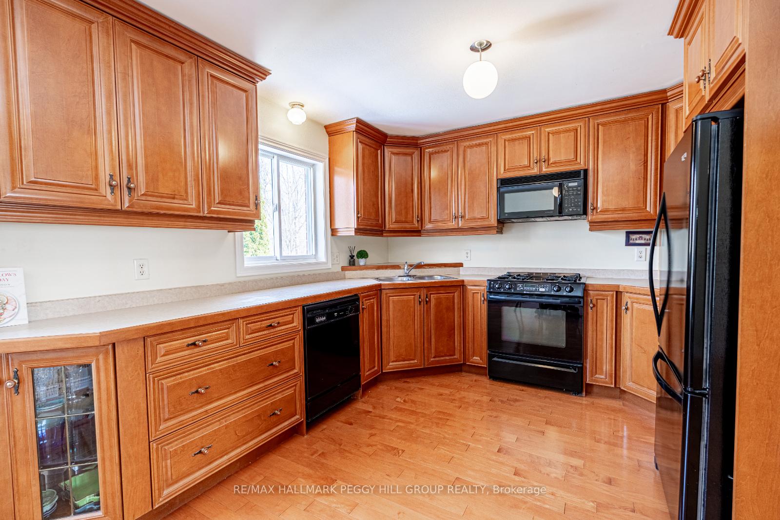 Photo 5 of 94 Crompton Drive, Barrie, Little Lake — HOMEH