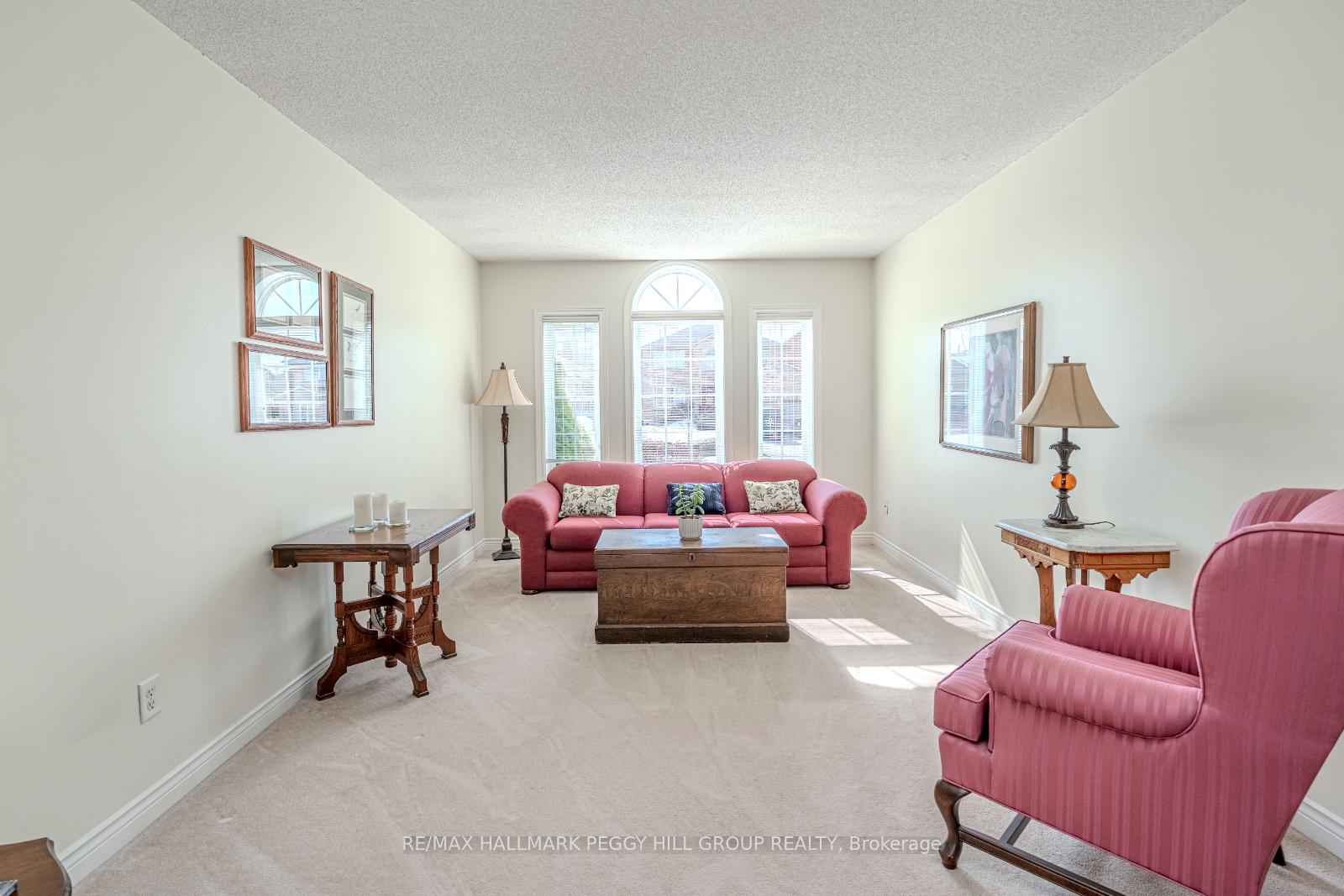 Photo 8 of 94 Crompton Drive, Barrie, Little Lake — HOMEH