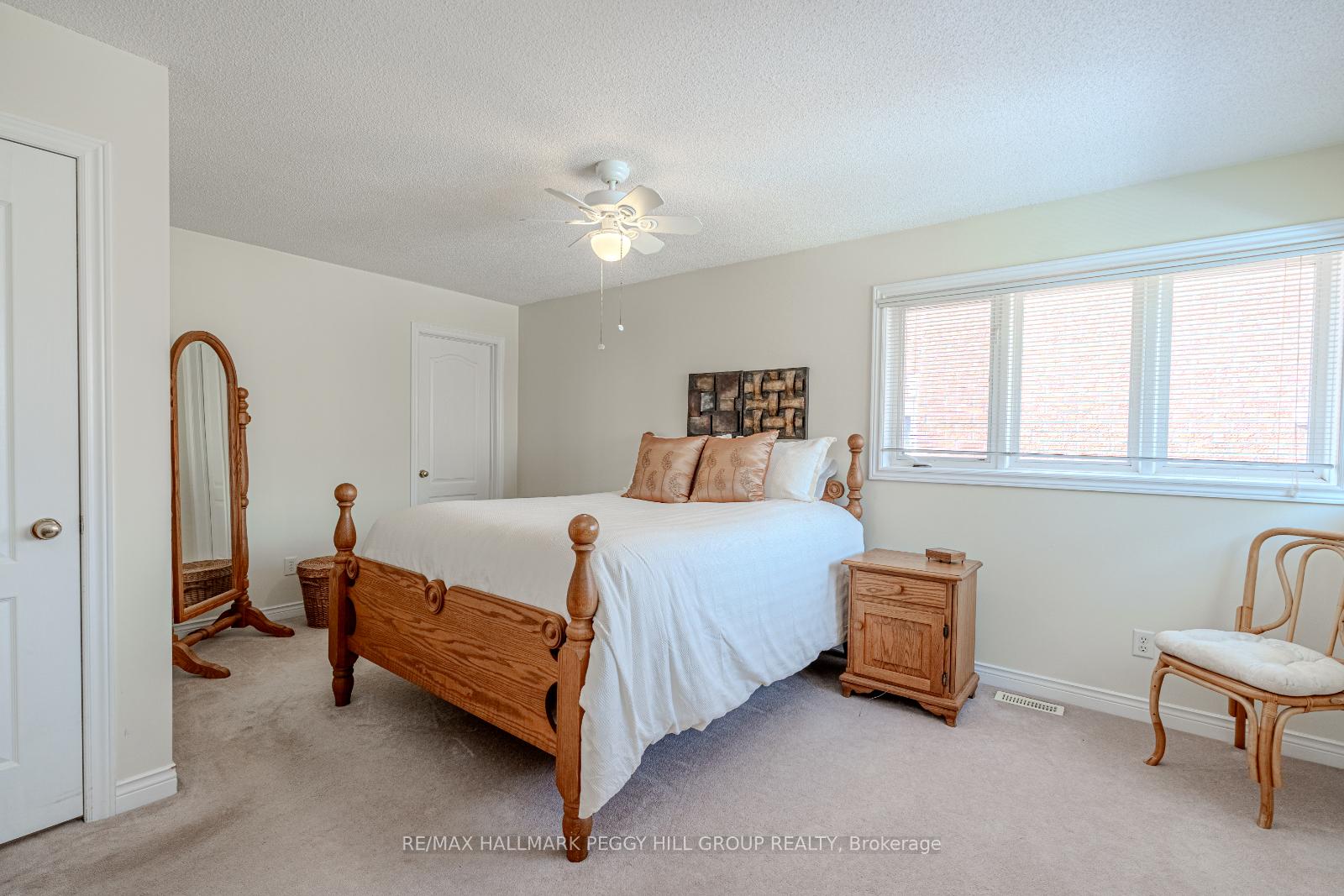 Photo 9 of 94 Crompton Drive, Barrie, Little Lake — HOMEH