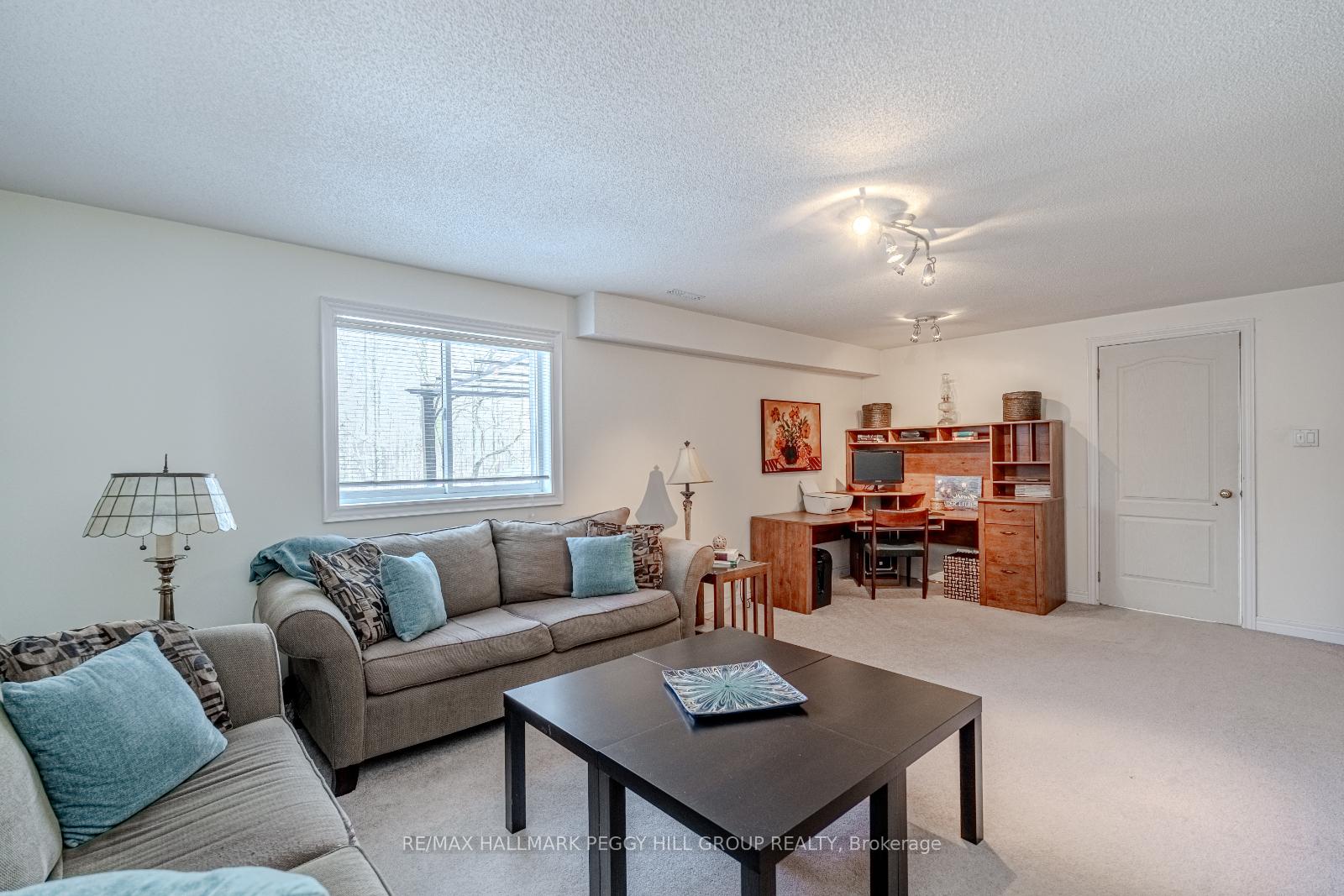 Photo 14 of 94 Crompton Drive, Barrie, Little Lake — HOMEH