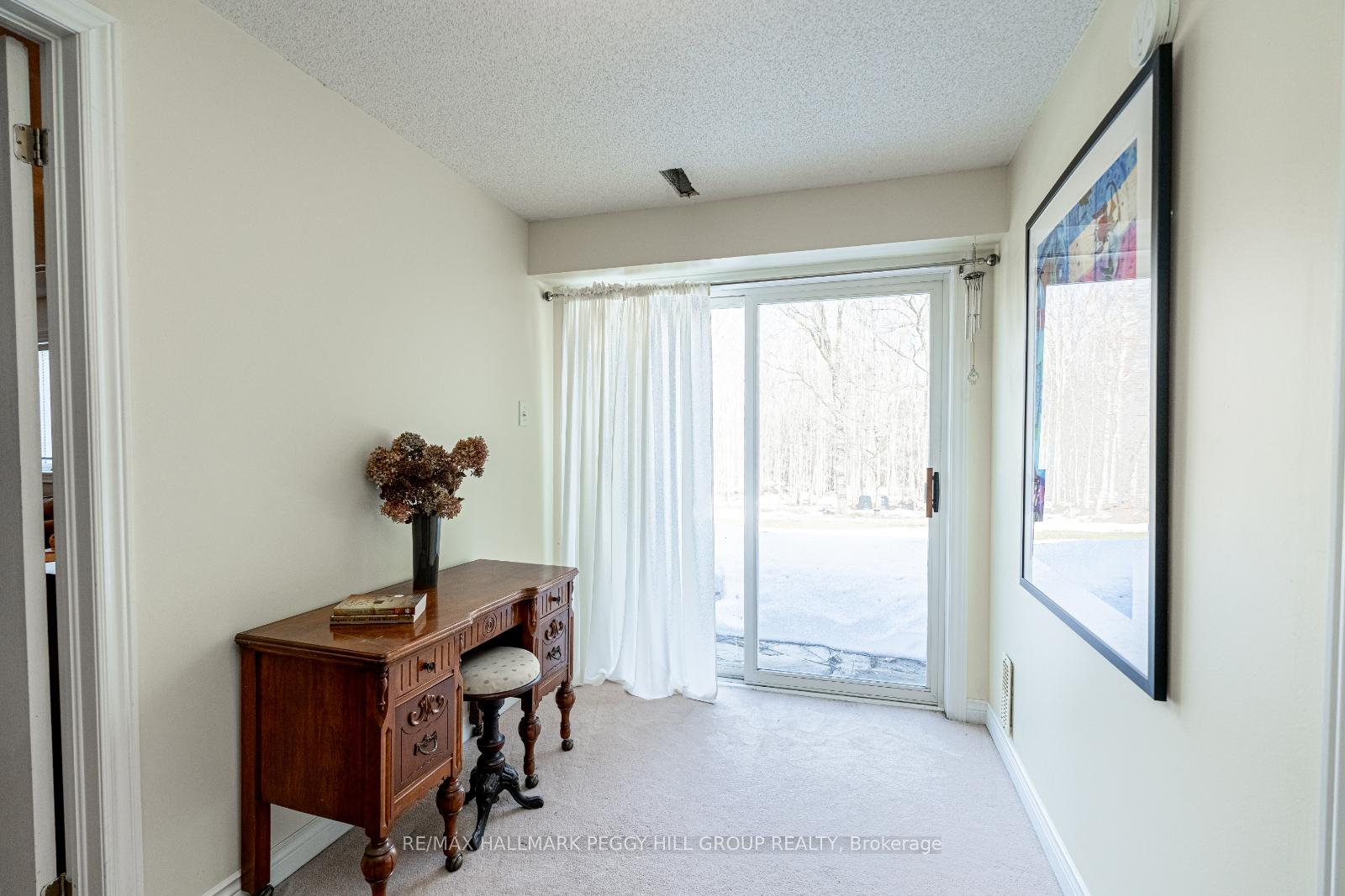 Photo 16 of 94 Crompton Drive, Barrie, Little Lake — HOMEH