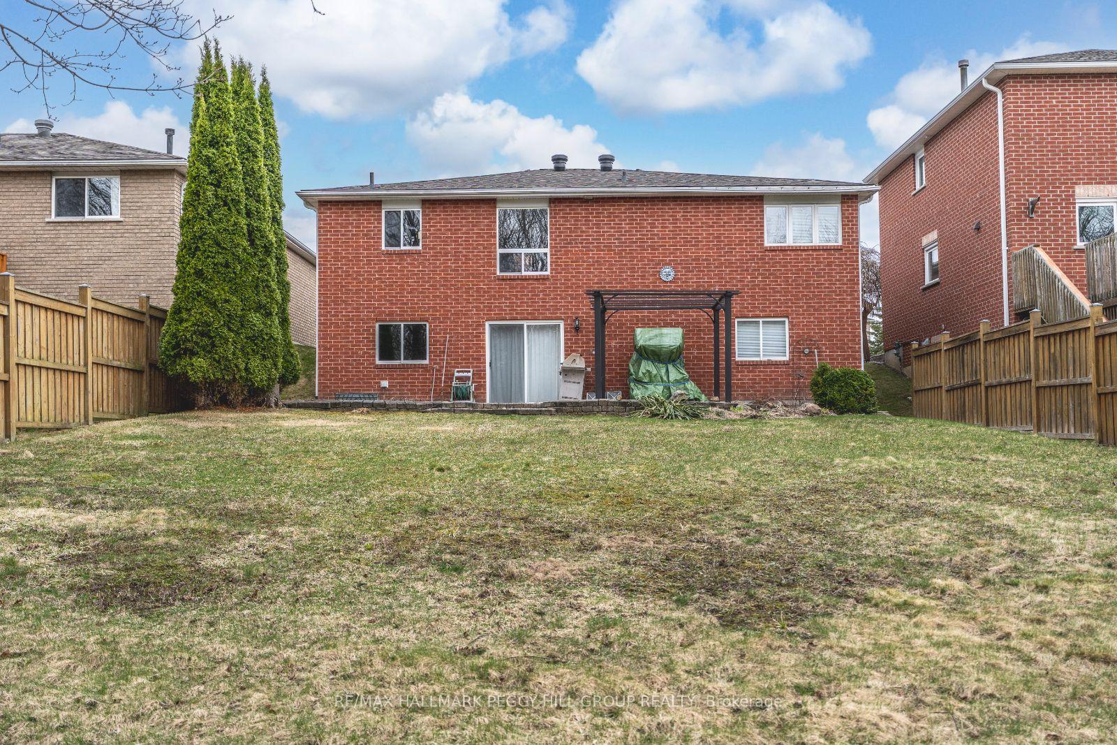 Photo 18 of 94 Crompton Drive, Barrie, Little Lake — HOMEH