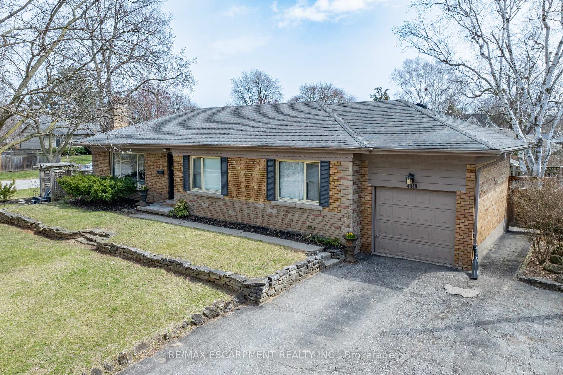 Photo 1 of 4340 Spruce Avenue, Burlington, Shoreacres — HOMEH