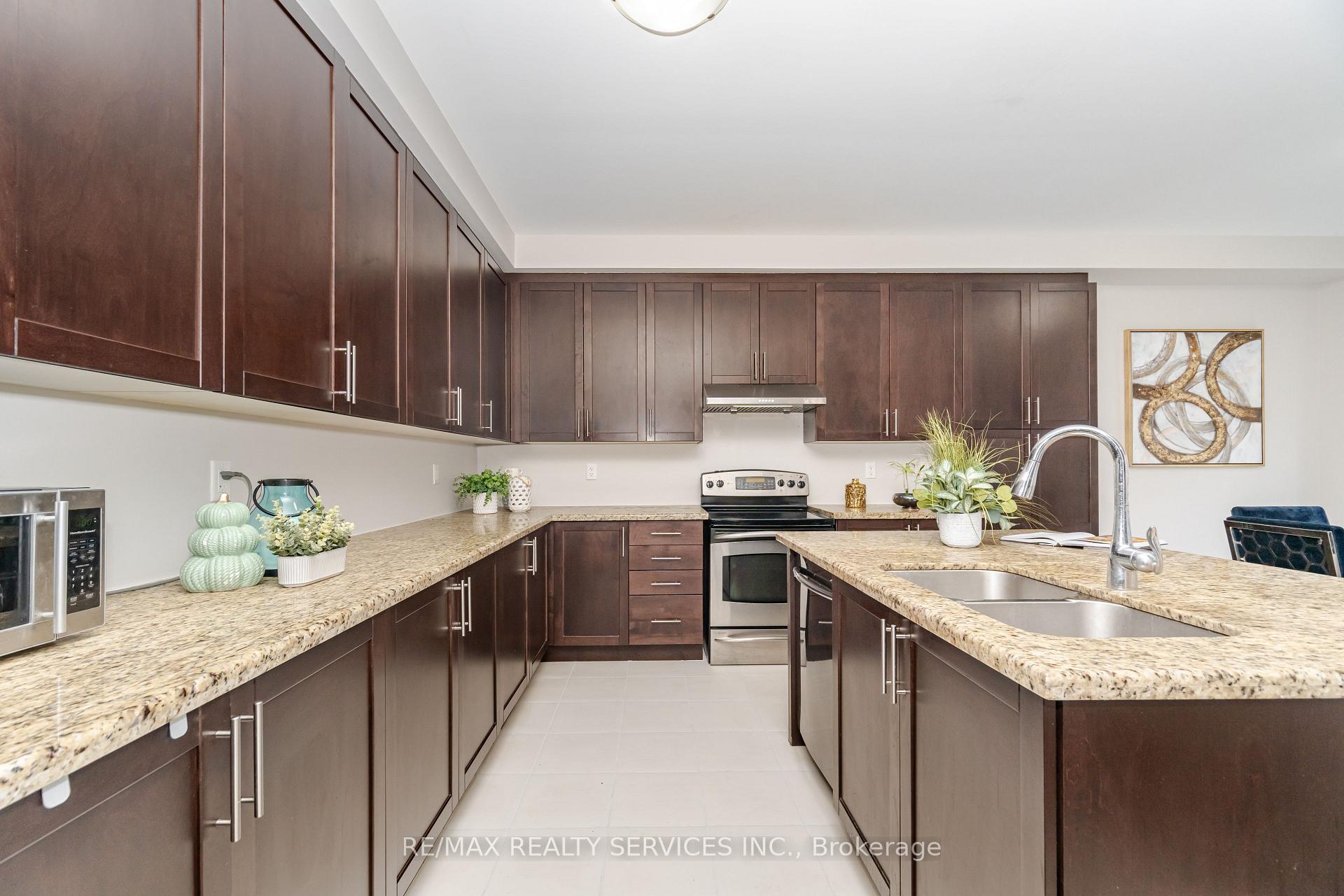 Photo 14 of 17 Goderich Drive, Brampton, Northwest Brampton — HOMEH