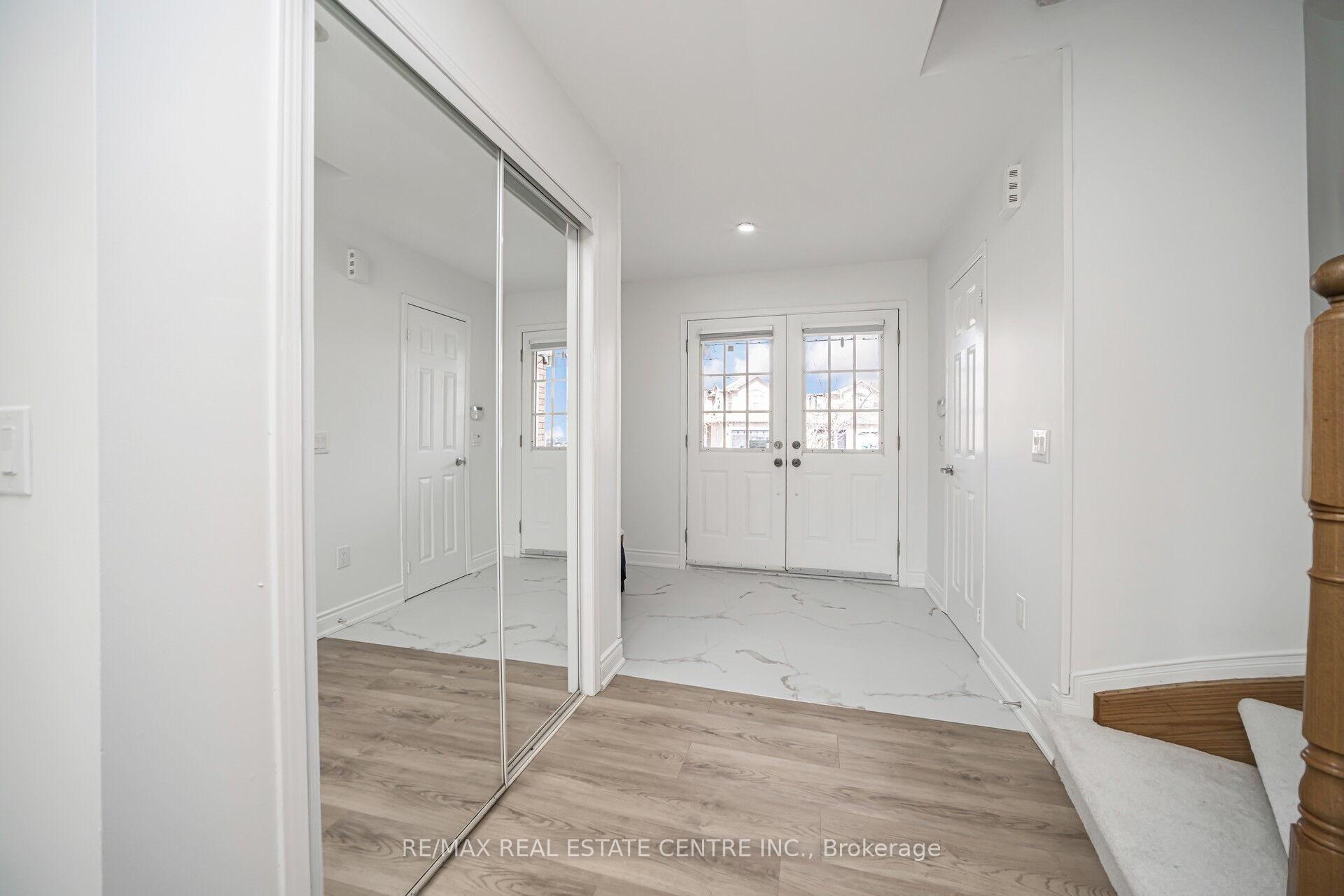 Photo 3 of 126 Sandyshores Drive, Brampton, Sandringham-Wellington — HOMEH