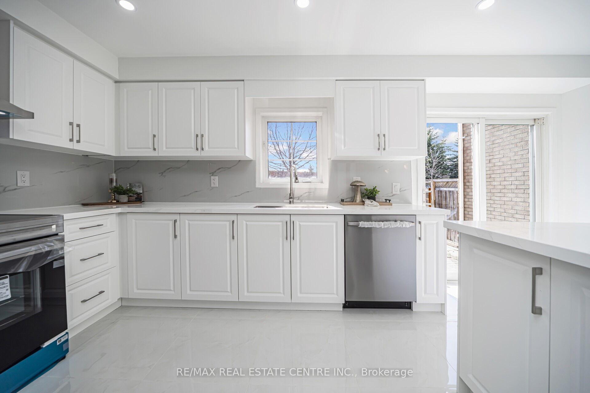 Photo 12 of 126 Sandyshores Drive, Brampton, Sandringham-Wellington — HOMEH
