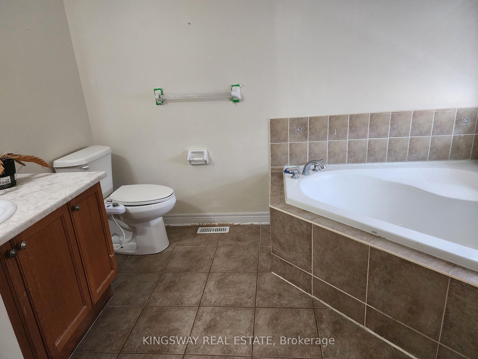 Photo 6 of Unit Upper, 65 Pefferlaw Circle, Brampton, Bram West — HOMEH