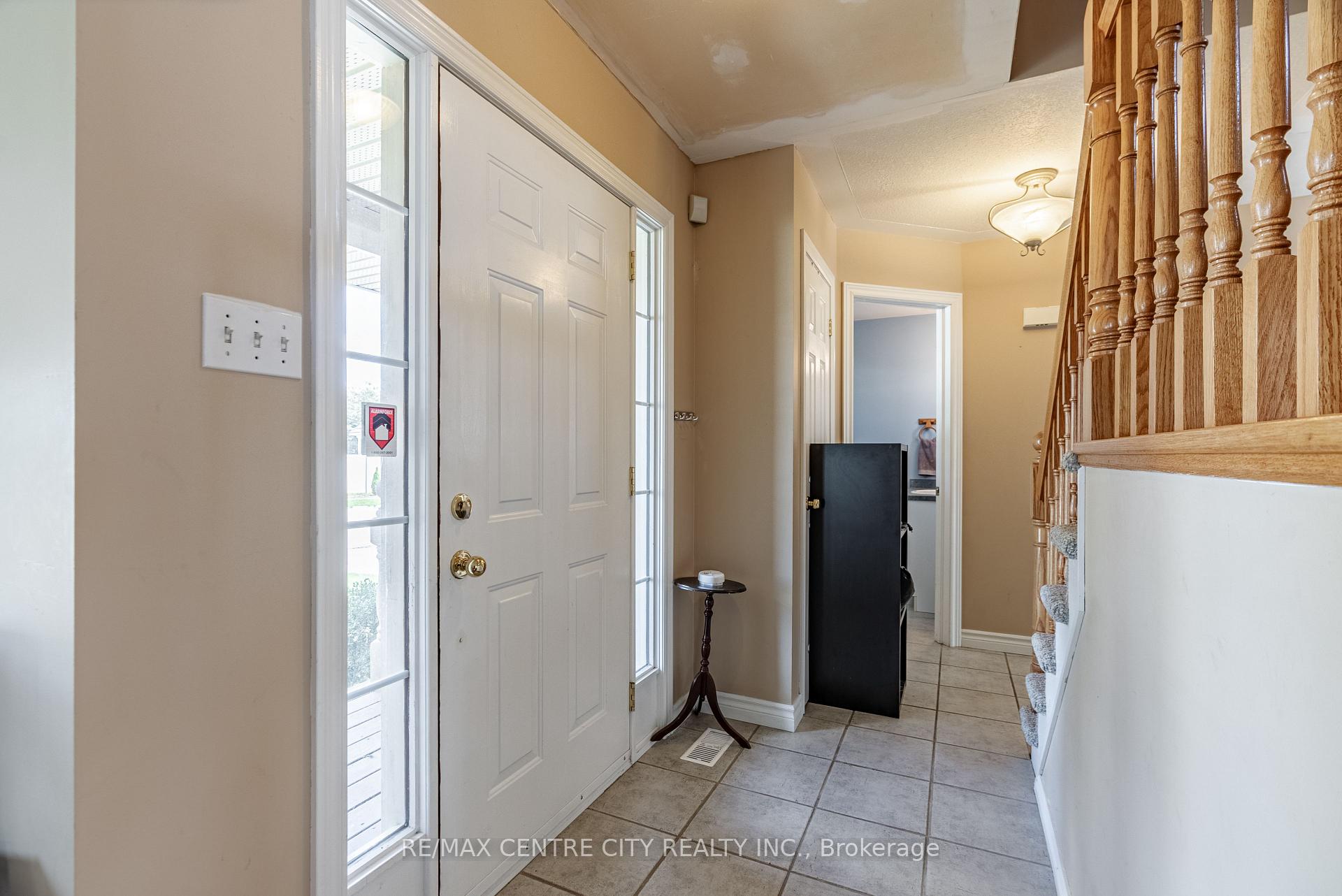 Photo 3 of 8 Cottonwood Boulevard, Aylmer — HOMEH
