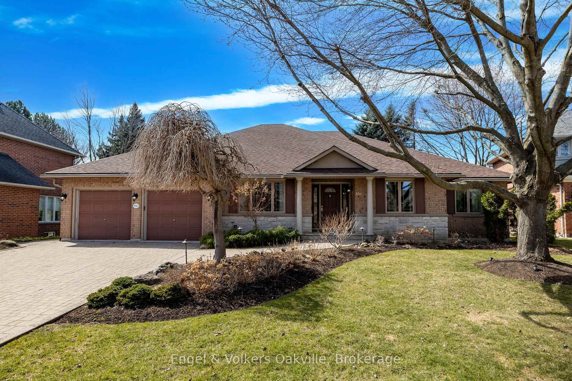Photo 1 of 950 Wintergreen Place, Burlington, Bayview — HOMEH
