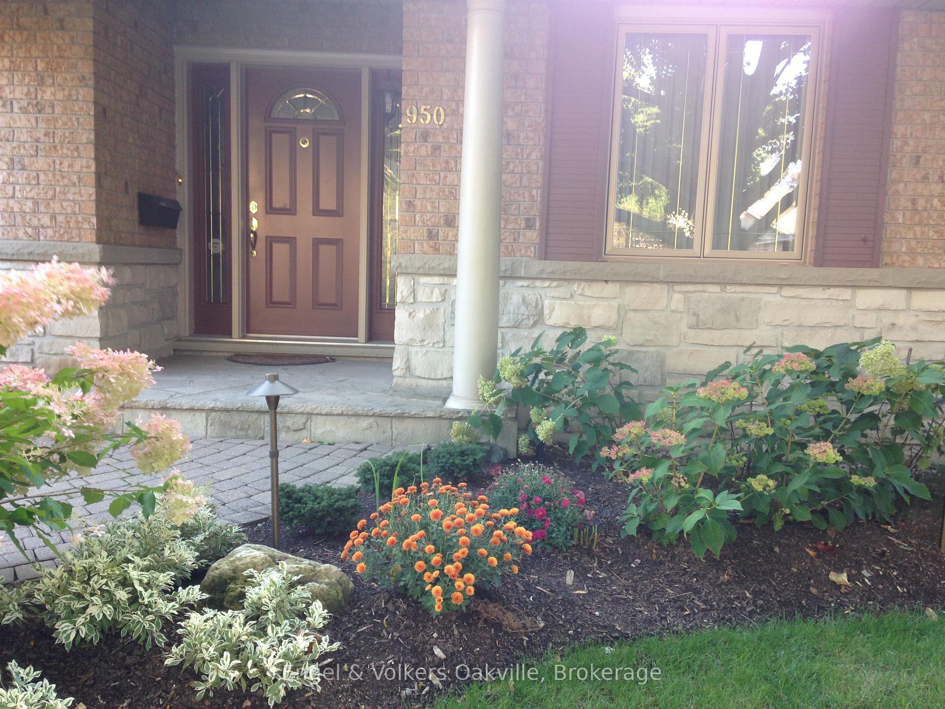 Photo 3 of 950 Wintergreen Place, Burlington, Bayview — HOMEH