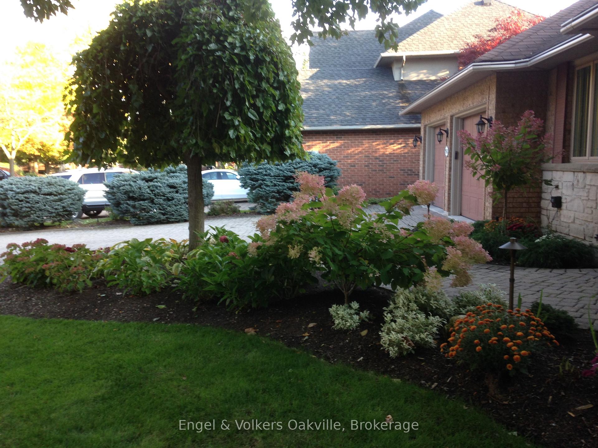 Photo 4 of 950 Wintergreen Place, Burlington, Bayview — HOMEH