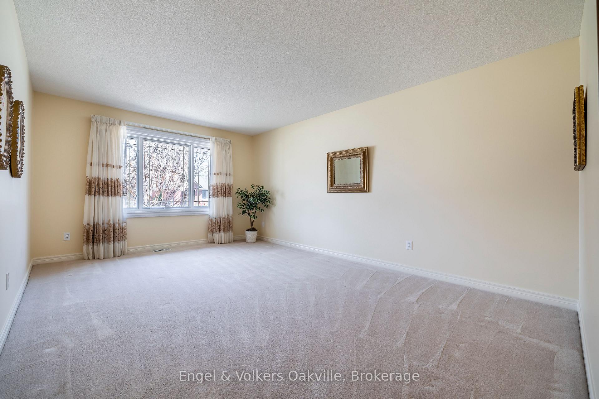 Photo 8 of 950 Wintergreen Place, Burlington, Bayview — HOMEH