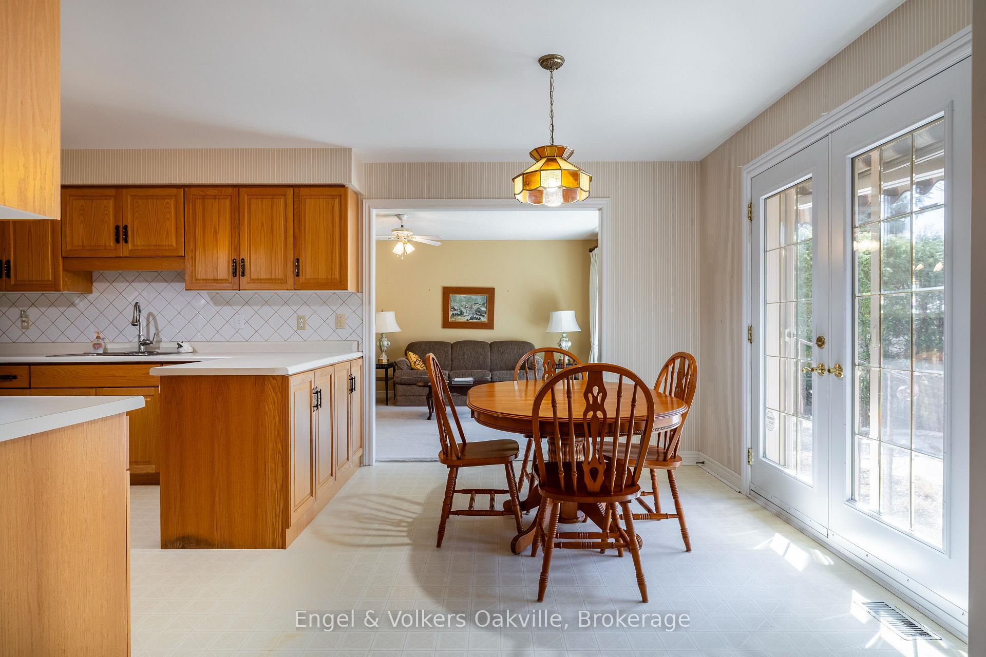 Photo 12 of 950 Wintergreen Place, Burlington, Bayview — HOMEH