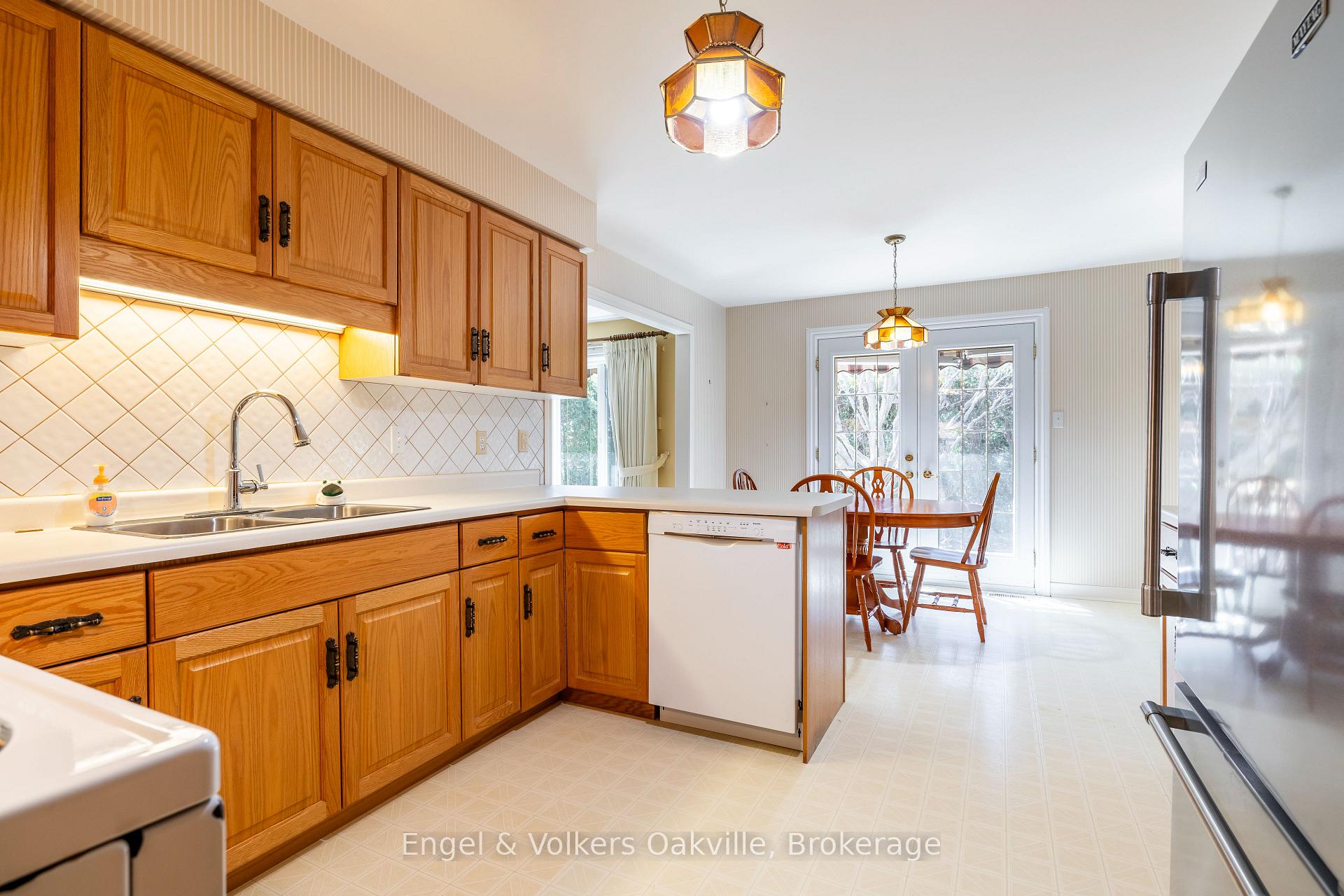 Photo 13 of 950 Wintergreen Place, Burlington, Bayview — HOMEH