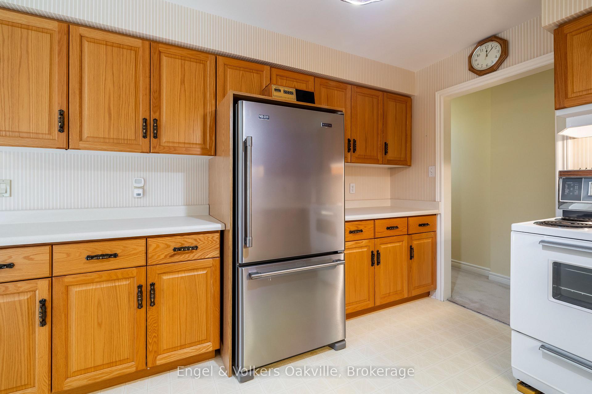 Photo 14 of 950 Wintergreen Place, Burlington, Bayview — HOMEH