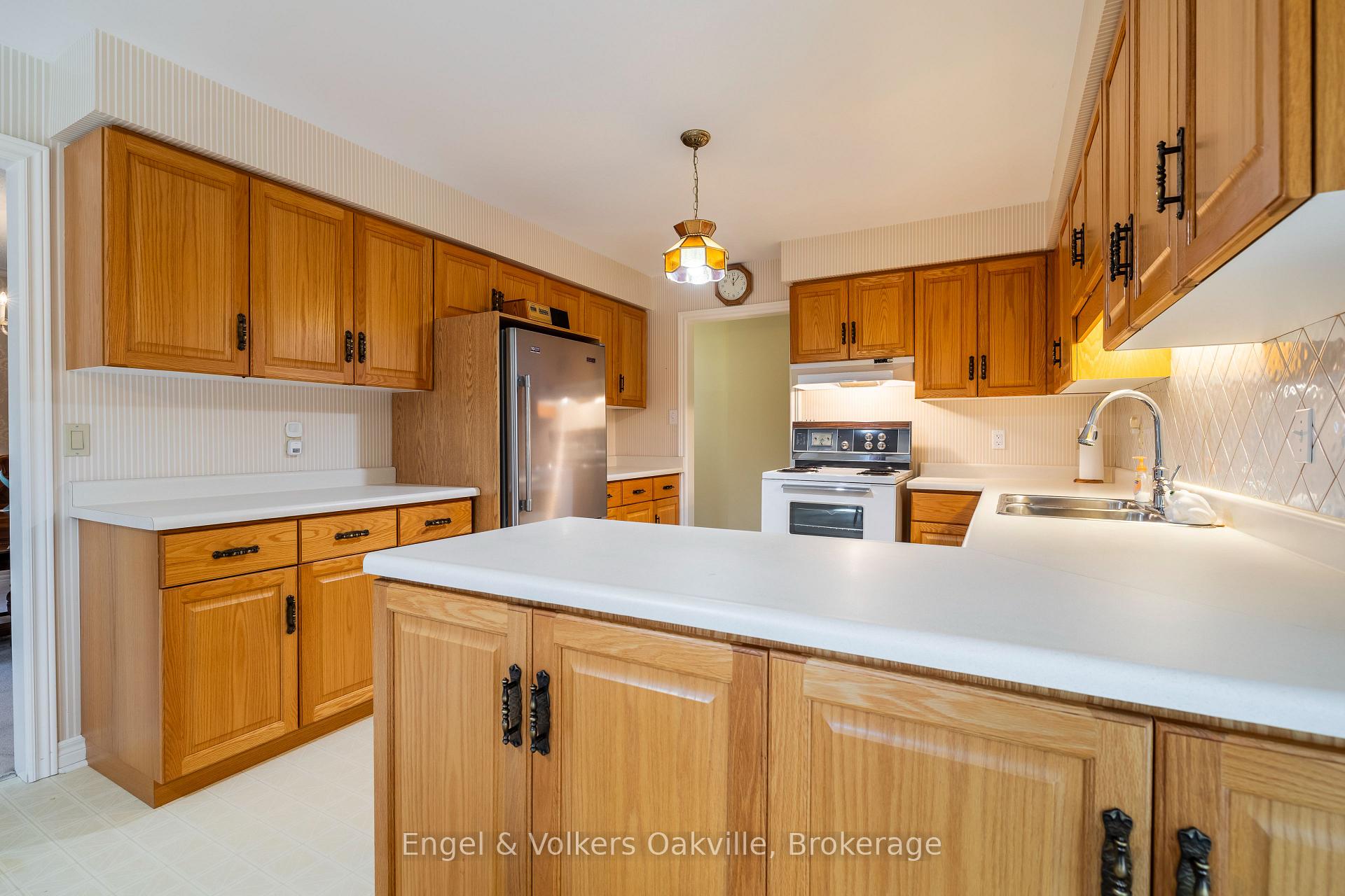 Photo 15 of 950 Wintergreen Place, Burlington, Bayview — HOMEH