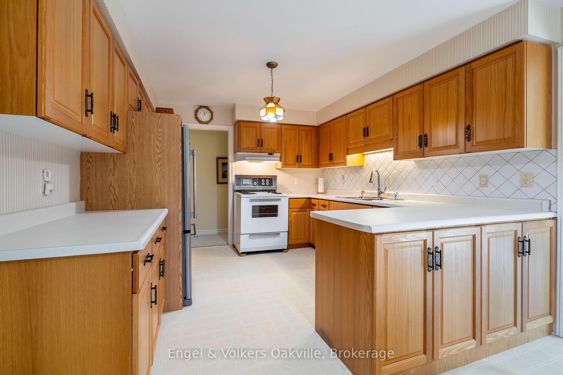 Photo 16 of 950 Wintergreen Place, Burlington, Bayview — HOMEH