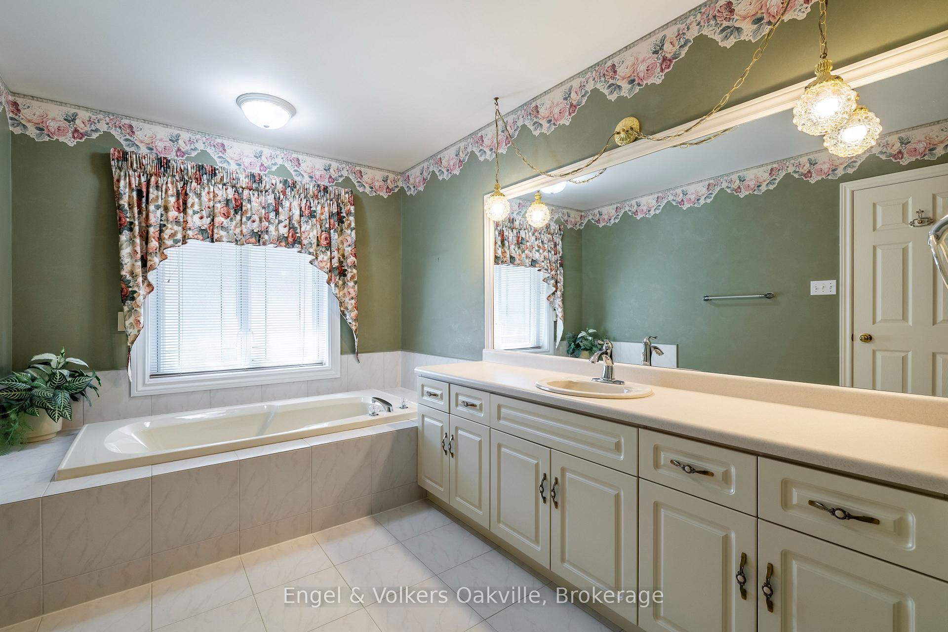 Photo 23 of 950 Wintergreen Place, Burlington, Bayview — HOMEH
