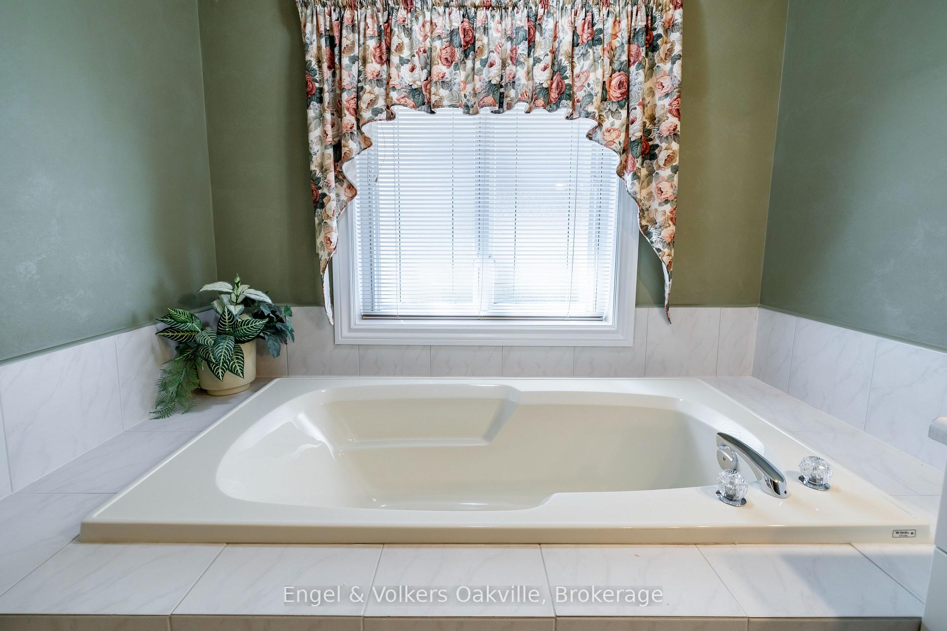 Photo 24 of 950 Wintergreen Place, Burlington, Bayview — HOMEH