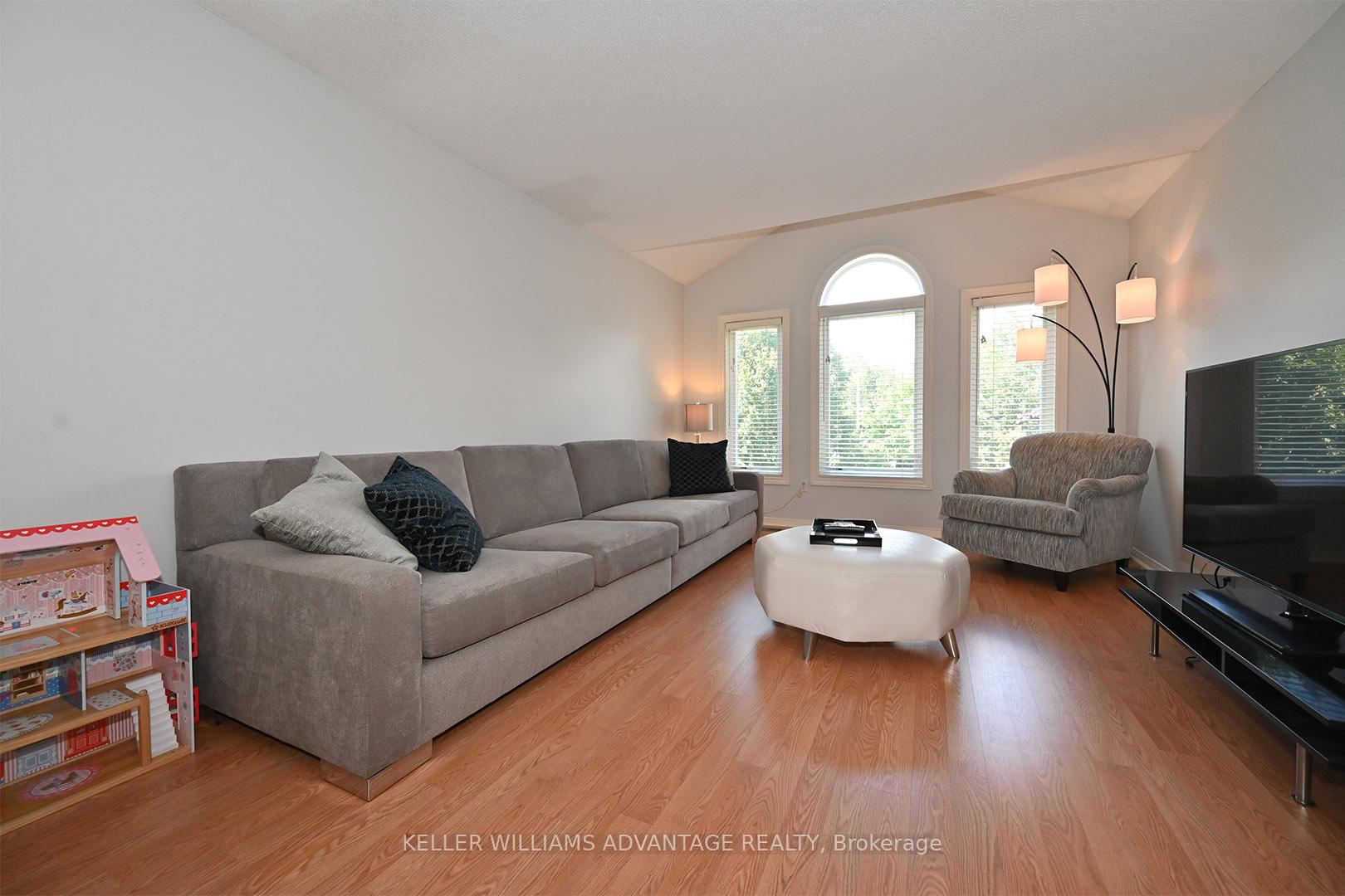 Photo 11 of 362 Pinnacle Trail, Aurora, Bayview Wellington — HOMEH