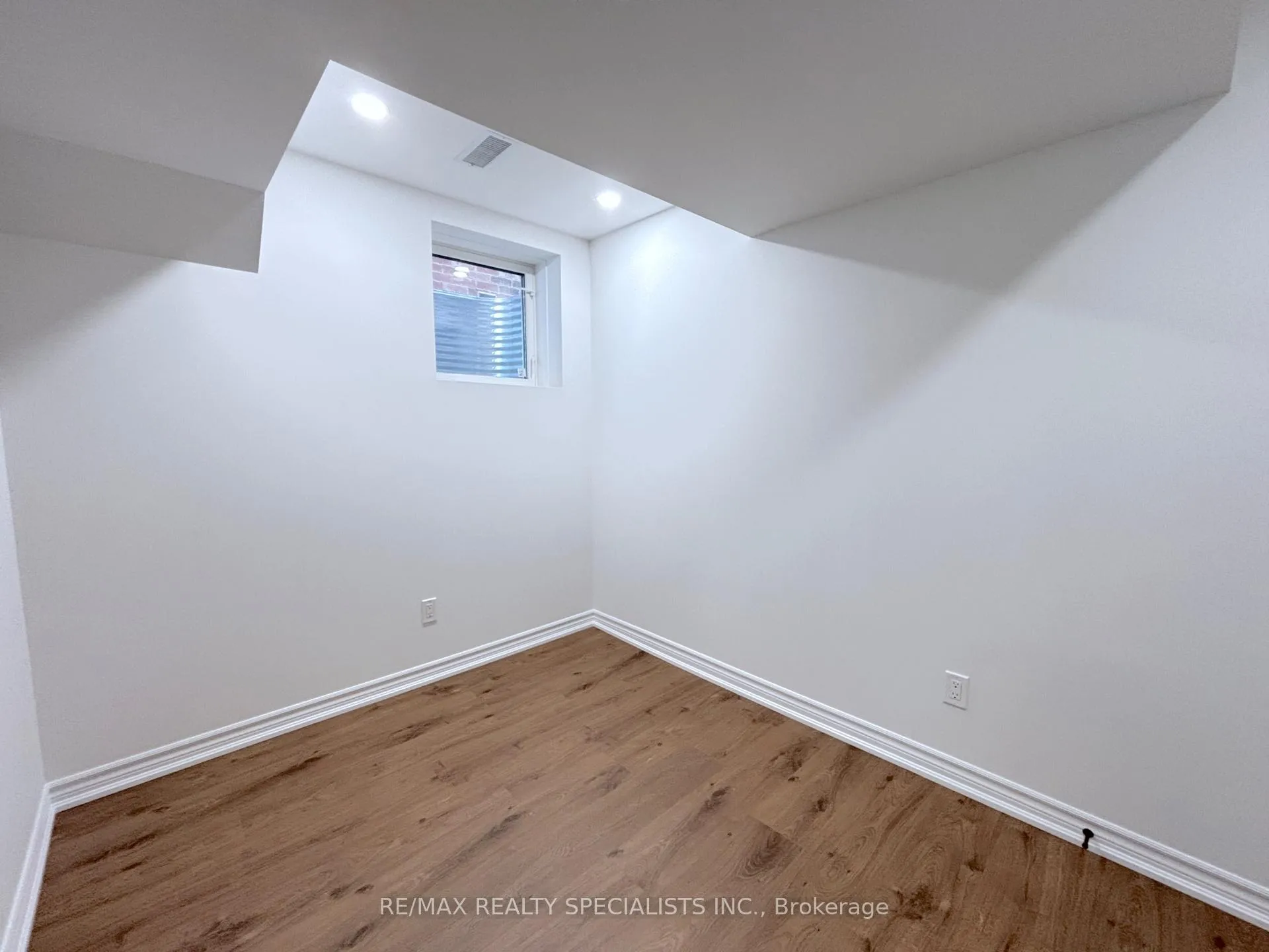 Photo 7 of Unit Lower, 29 Quinton Ridge, Brampton, Bram West — HOMEH
