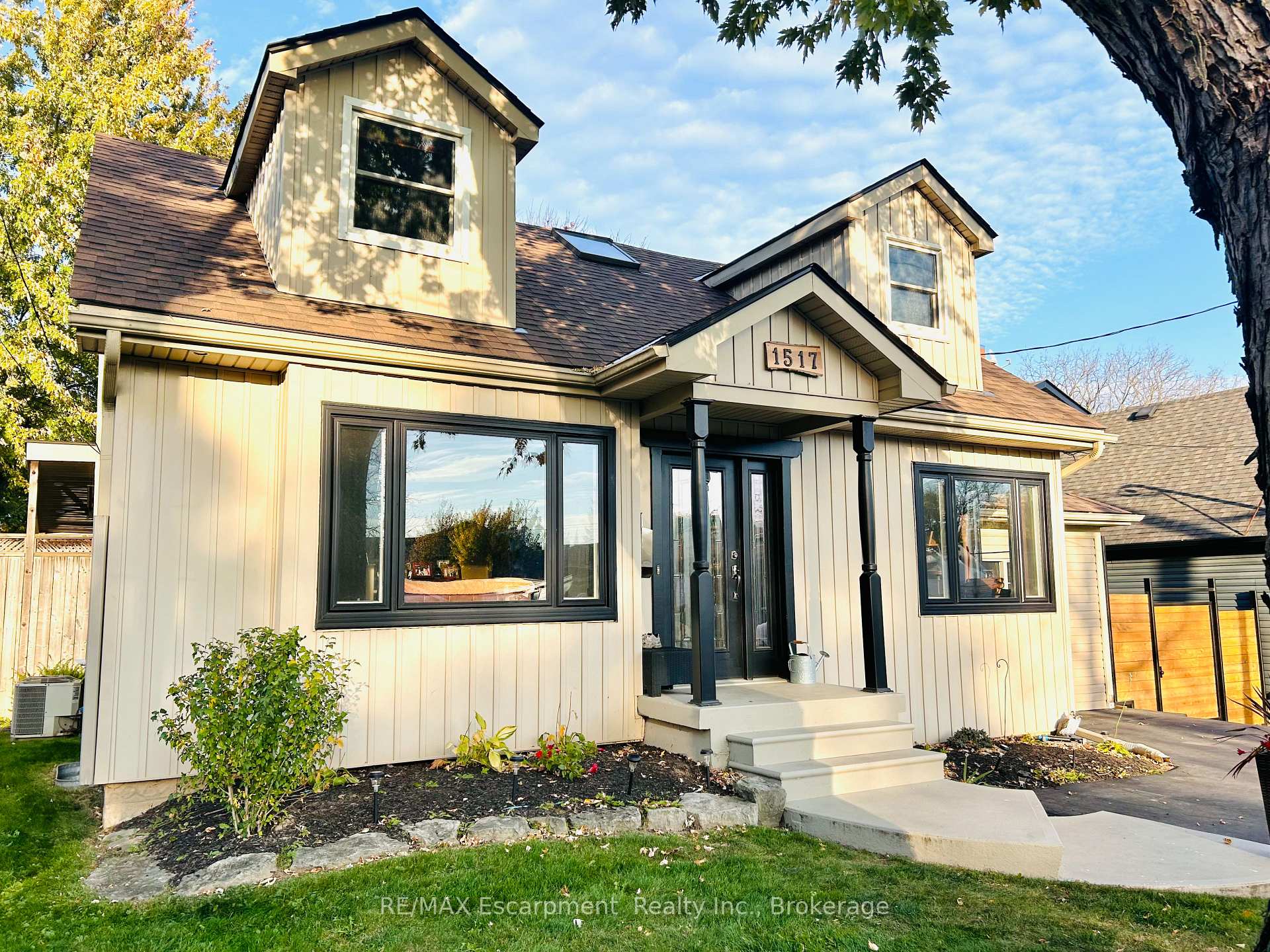 Front of 1517 Norwood Avenue