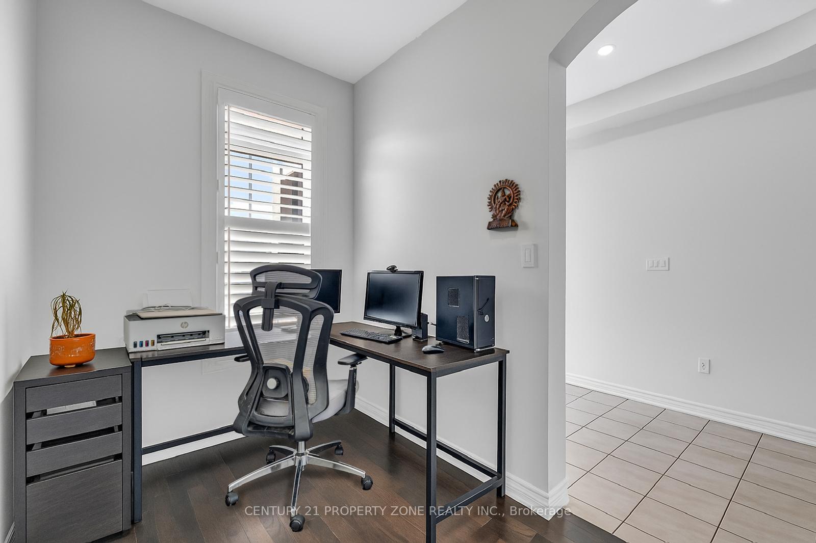 Photo 2 of 8 Young Garden Crescent, Brampton, Credit Valley — HOMEH