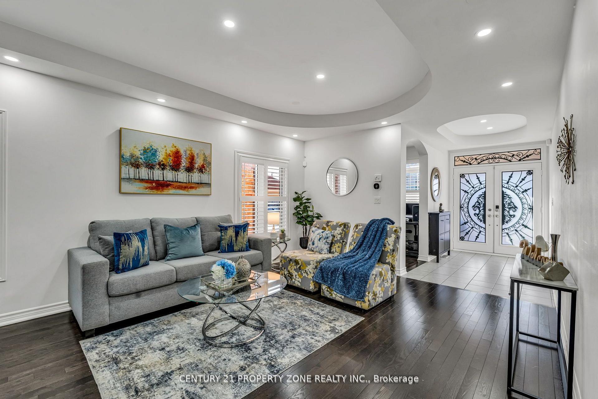 Photo 6 of 8 Young Garden Crescent, Brampton, Credit Valley — HOMEH