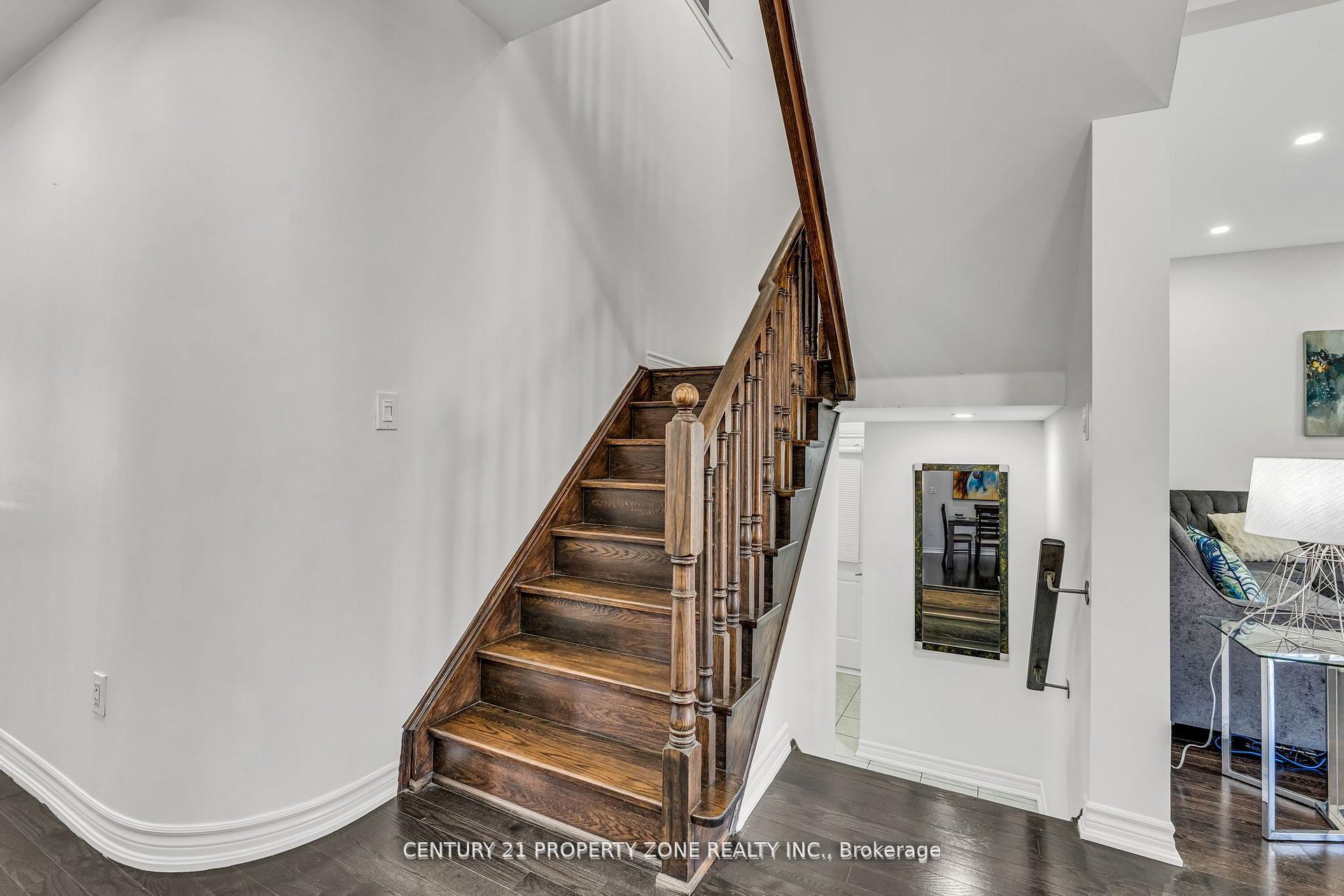 Photo 3 of 8 Young Garden Crescent, Brampton, Credit Valley — HOMEH