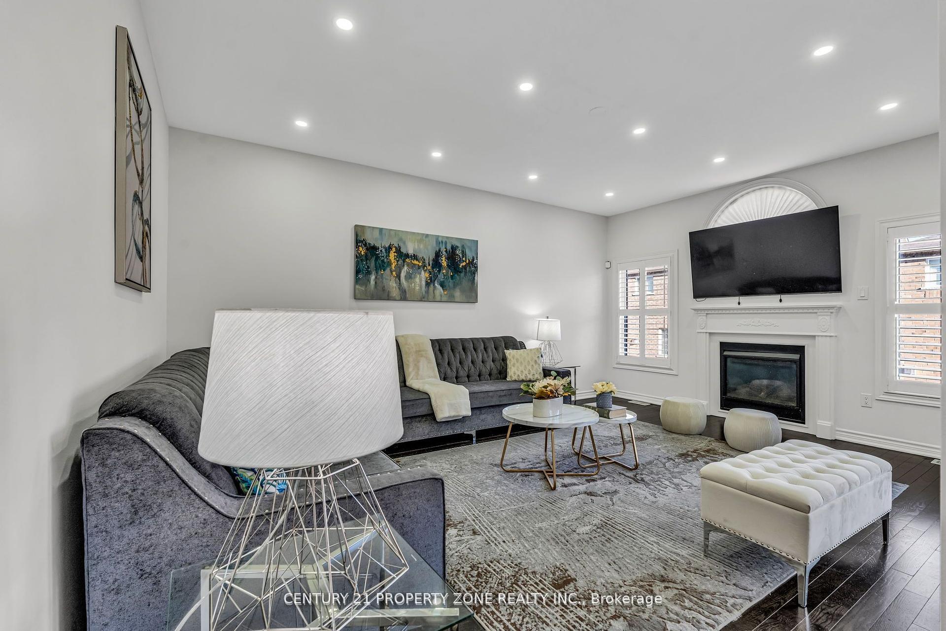 Photo 4 of 8 Young Garden Crescent, Brampton, Credit Valley — HOMEH