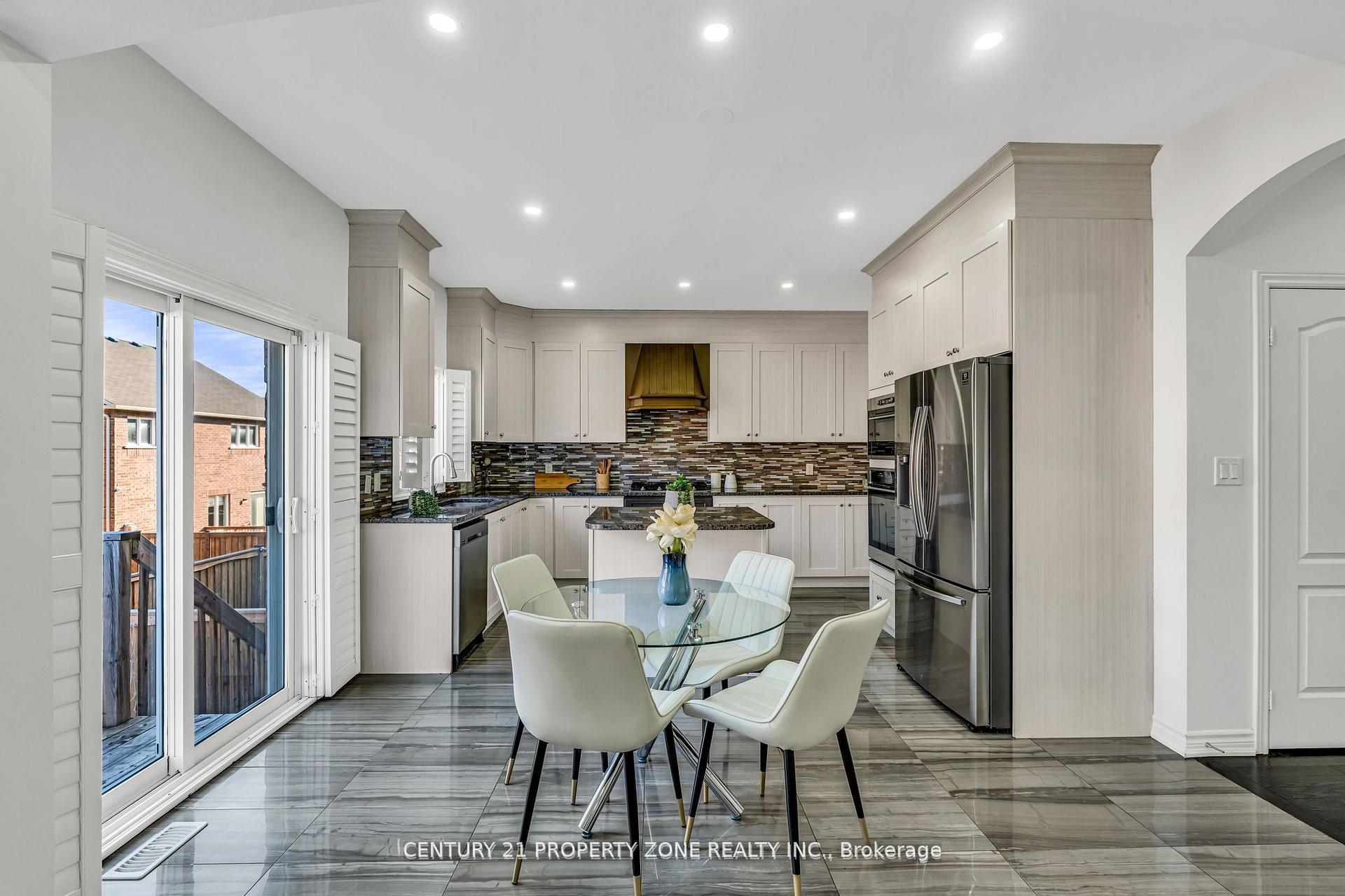 Photo 17 of 8 Young Garden Crescent, Brampton, Credit Valley — HOMEH