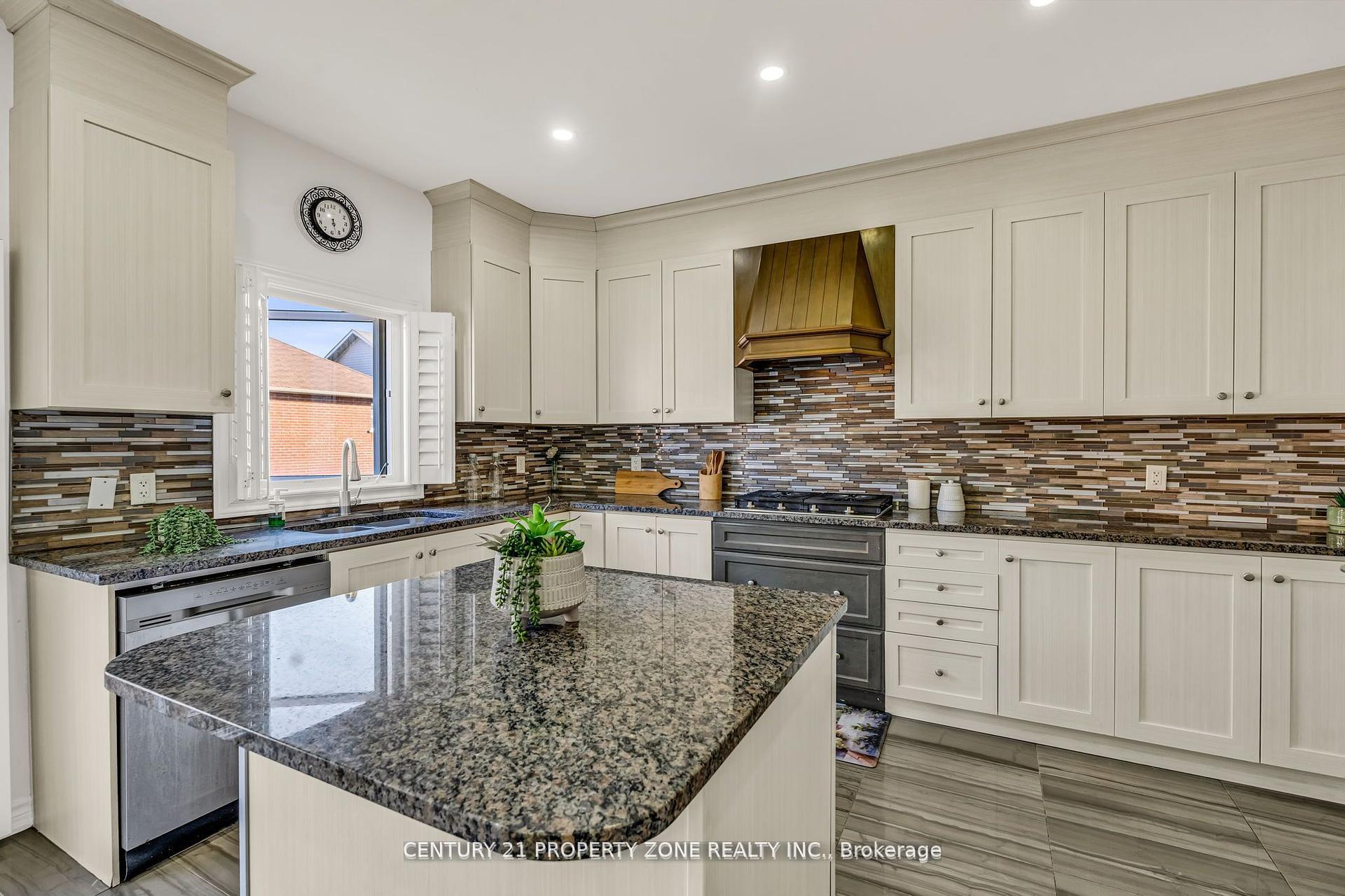 Photo 7 of 8 Young Garden Crescent, Brampton, Credit Valley — HOMEH