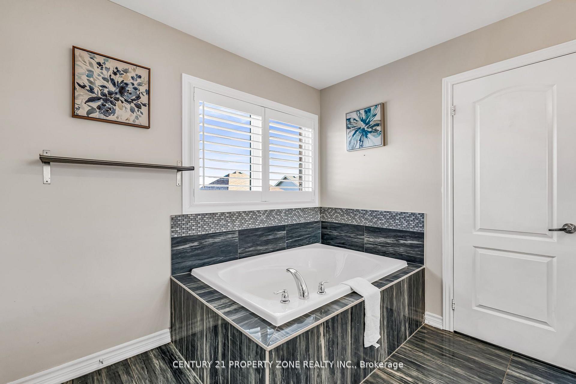 Photo 27 of 8 Young Garden Crescent, Brampton, Credit Valley — HOMEH