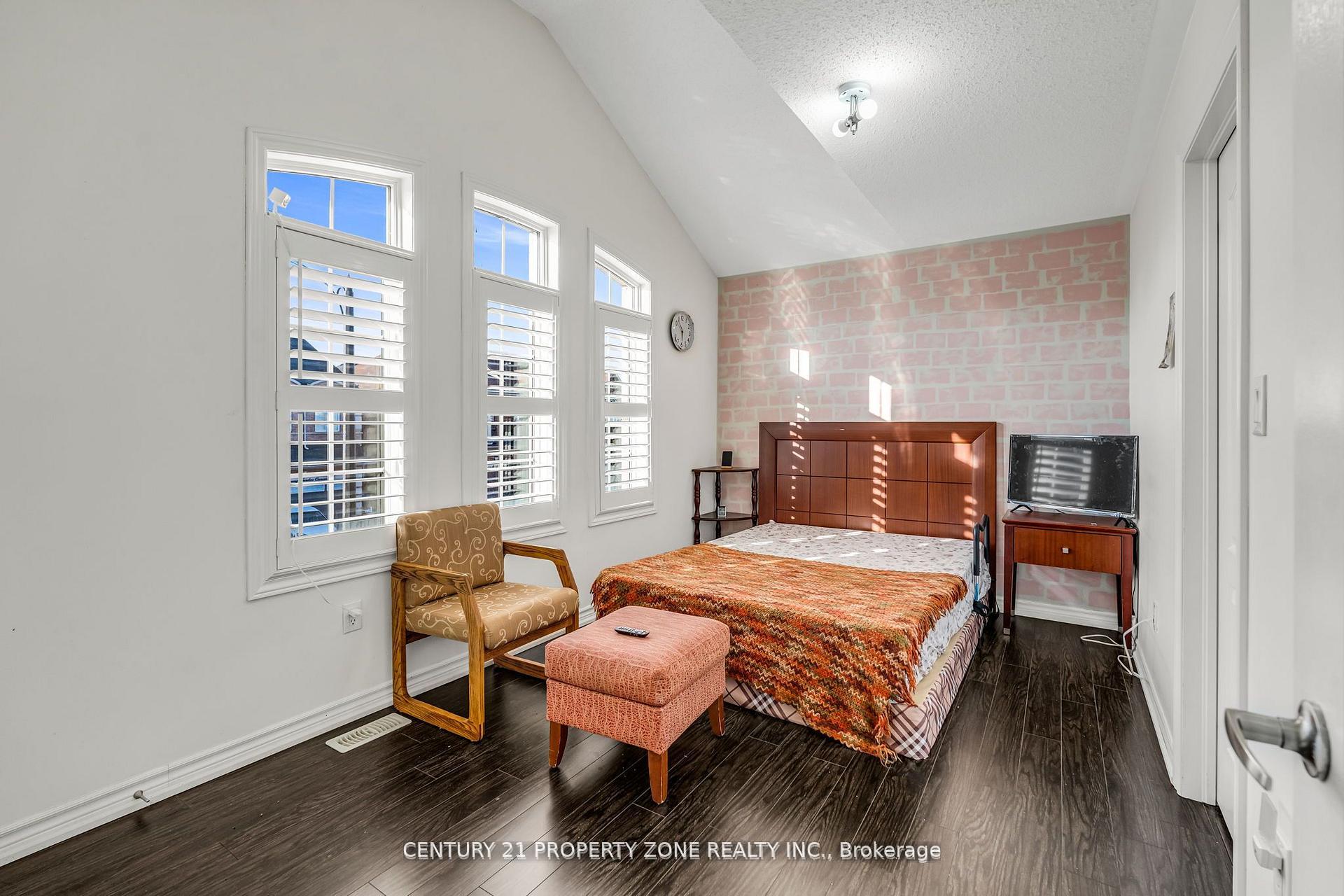 Photo 23 of 8 Young Garden Crescent, Brampton, Credit Valley — HOMEH