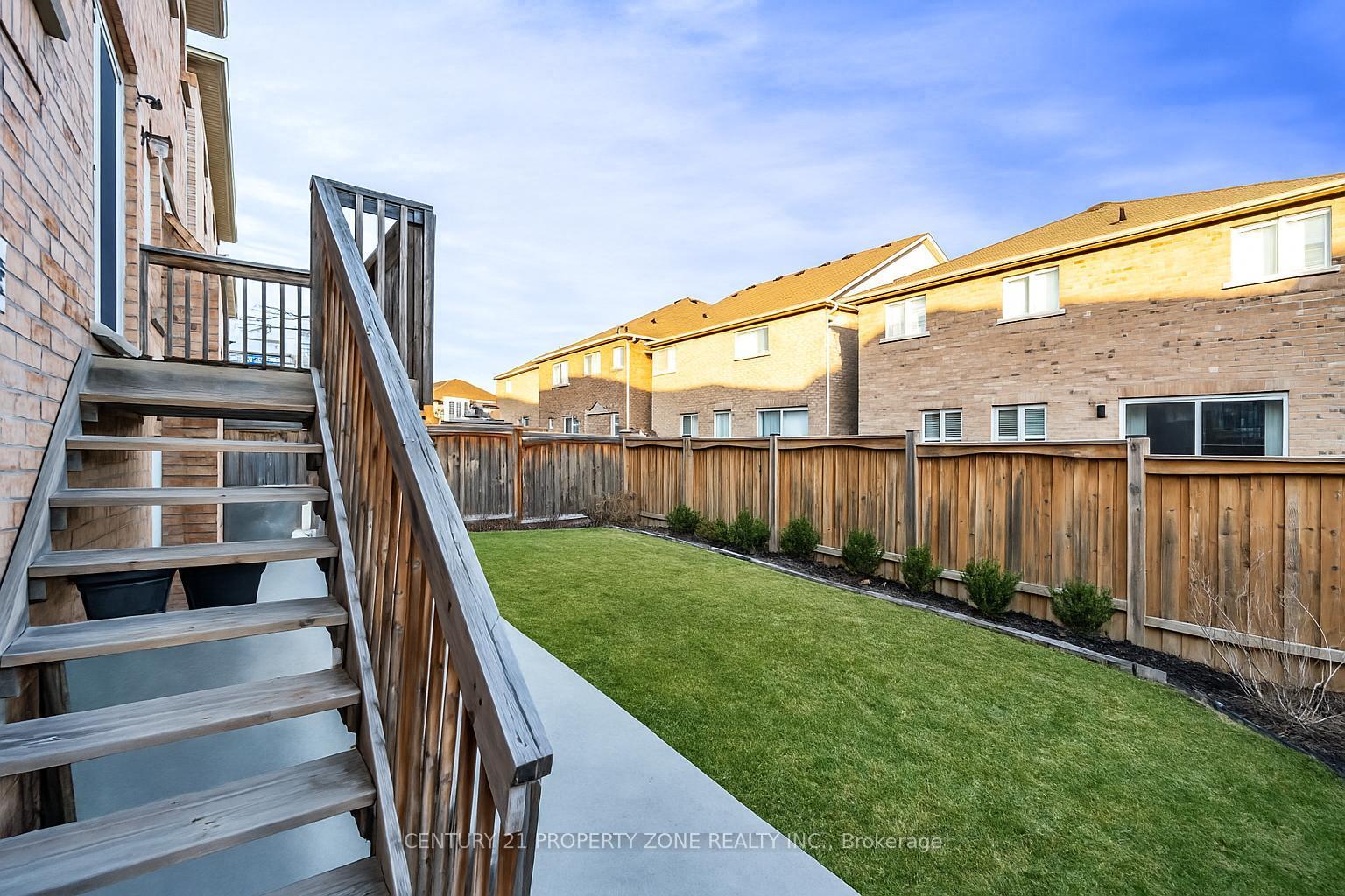 Photo 39 of 8 Young Garden Crescent, Brampton, Credit Valley — HOMEH