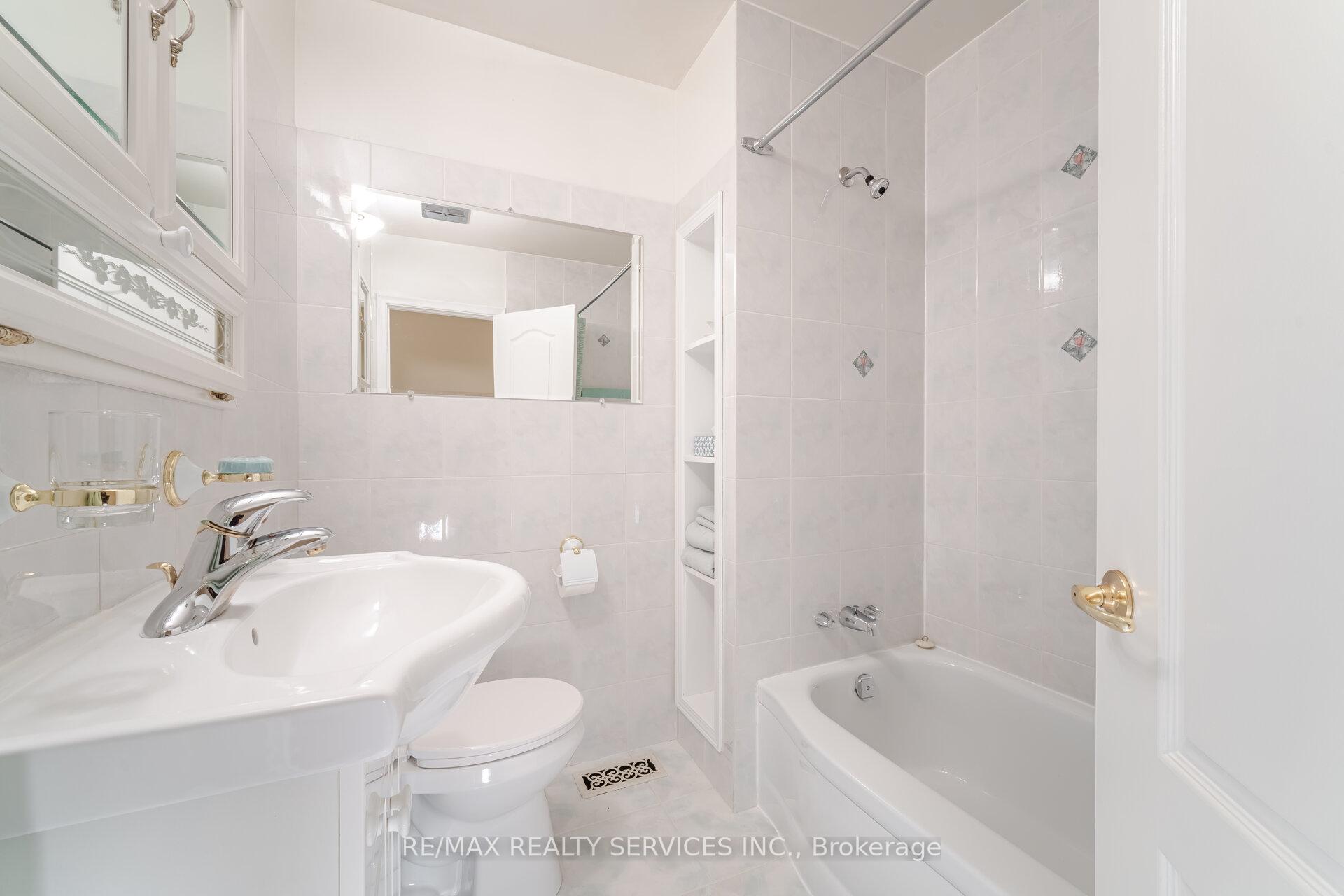 Photo 3 of 37 Welbeck Drive, Brampton, Northwood Park — HOMEH